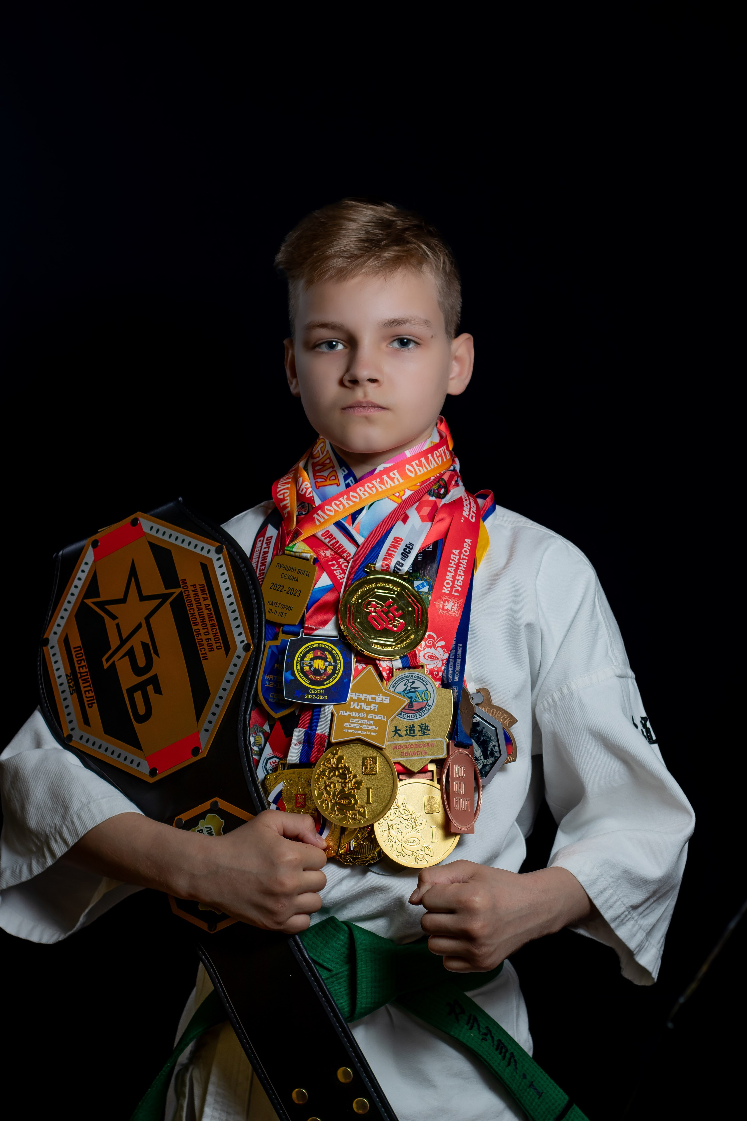 мужской портрет подросток с наградами фотограф Карасёва Елена