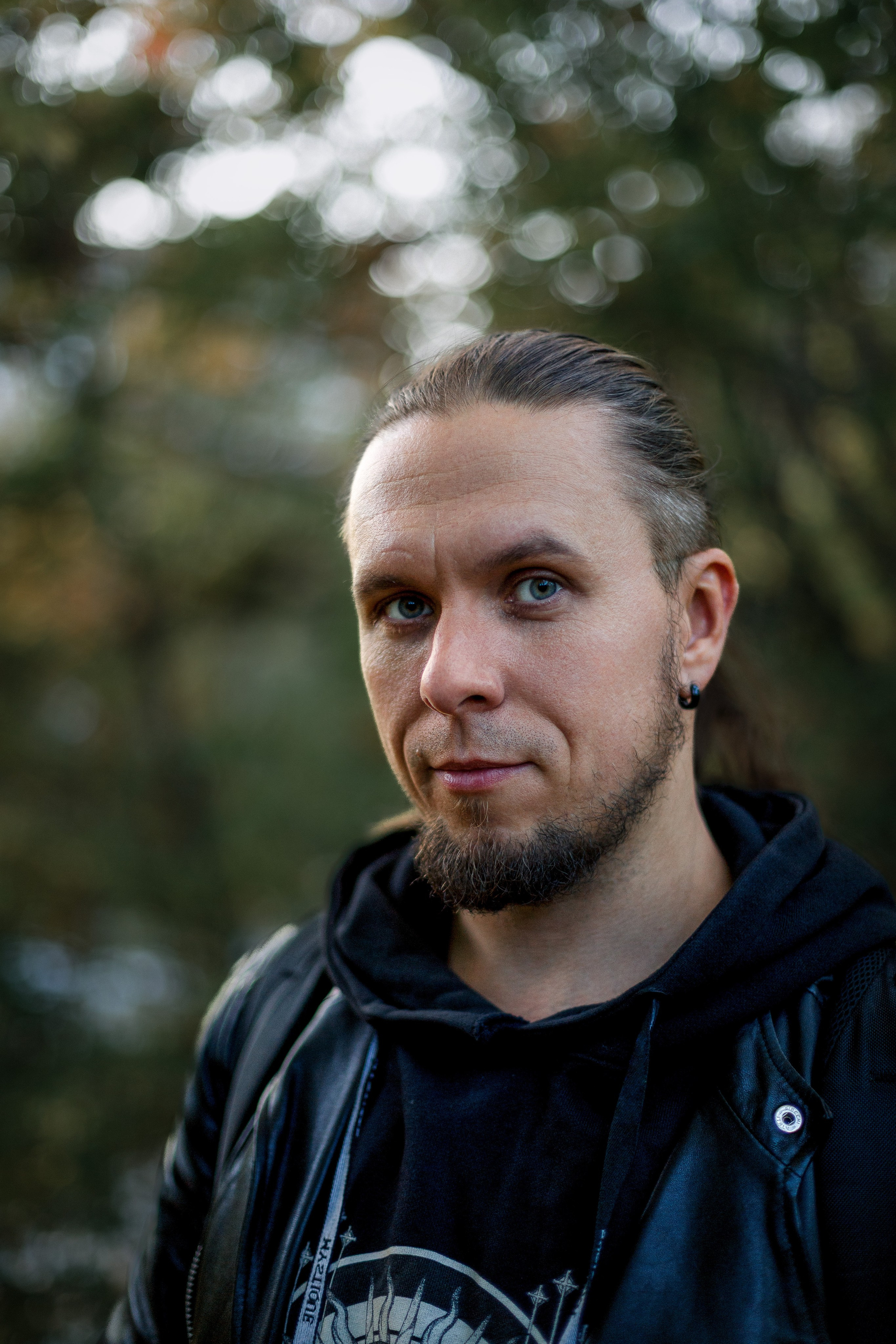 portrait of photographer Raphael Murmann outdoor natural light kaliningrad Портрет фотографа съемка на открытом воздухе при естественном освещении Калининград.