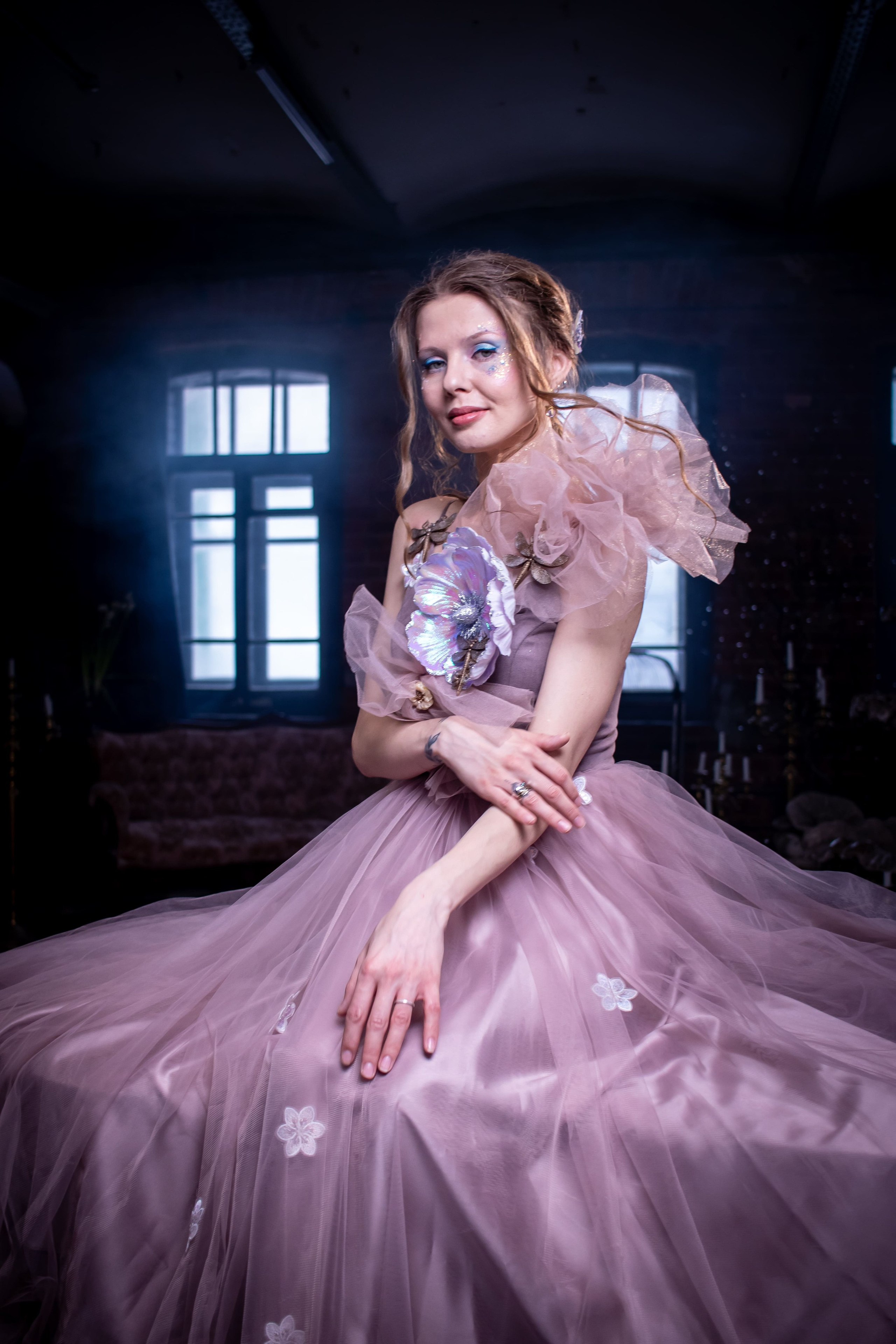 Женский портрет в розовом платье в интерьере с окнами и дымкой, фотограф Карасёва Елена