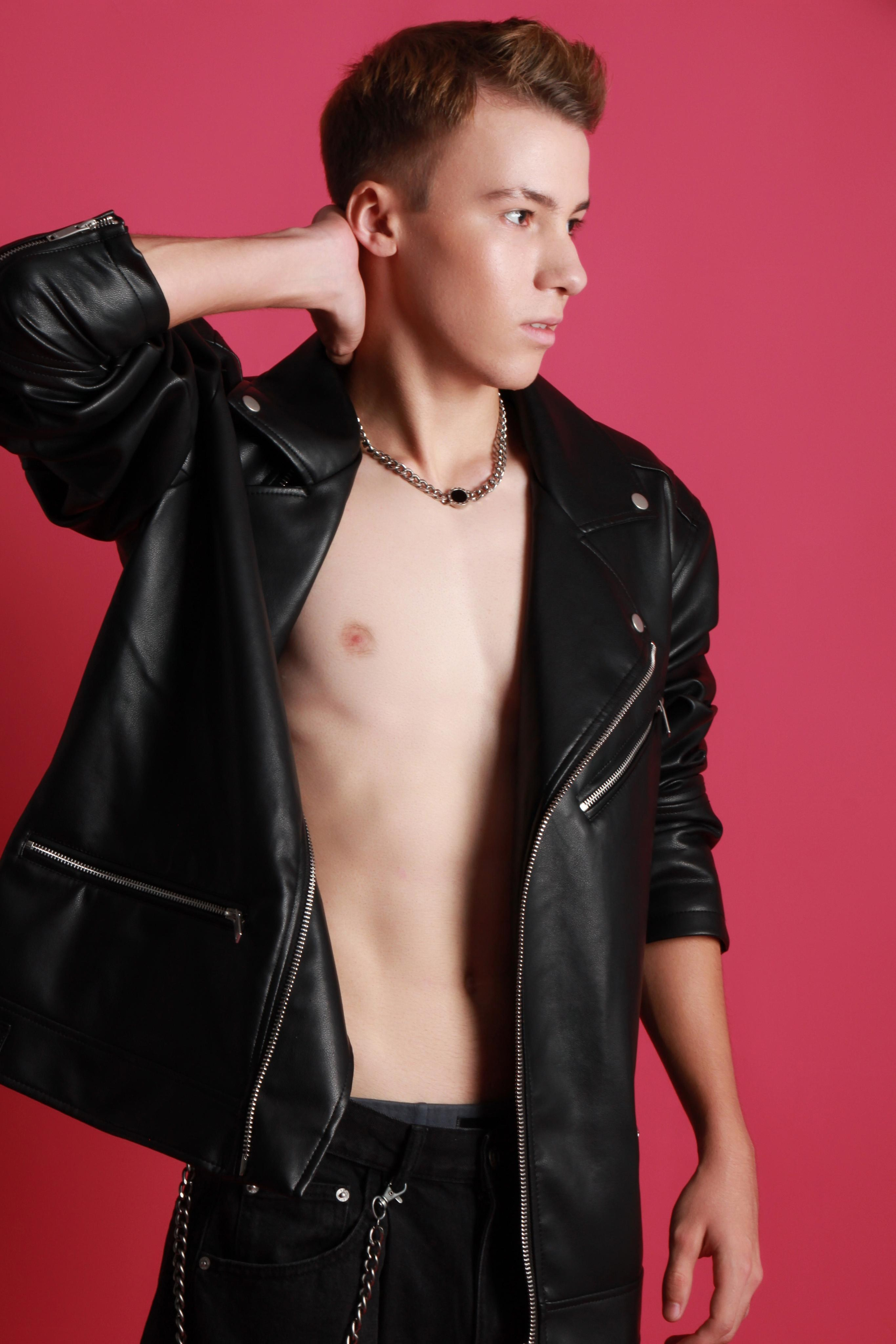 Где найти модель для предметной съемки в Новосибирске?