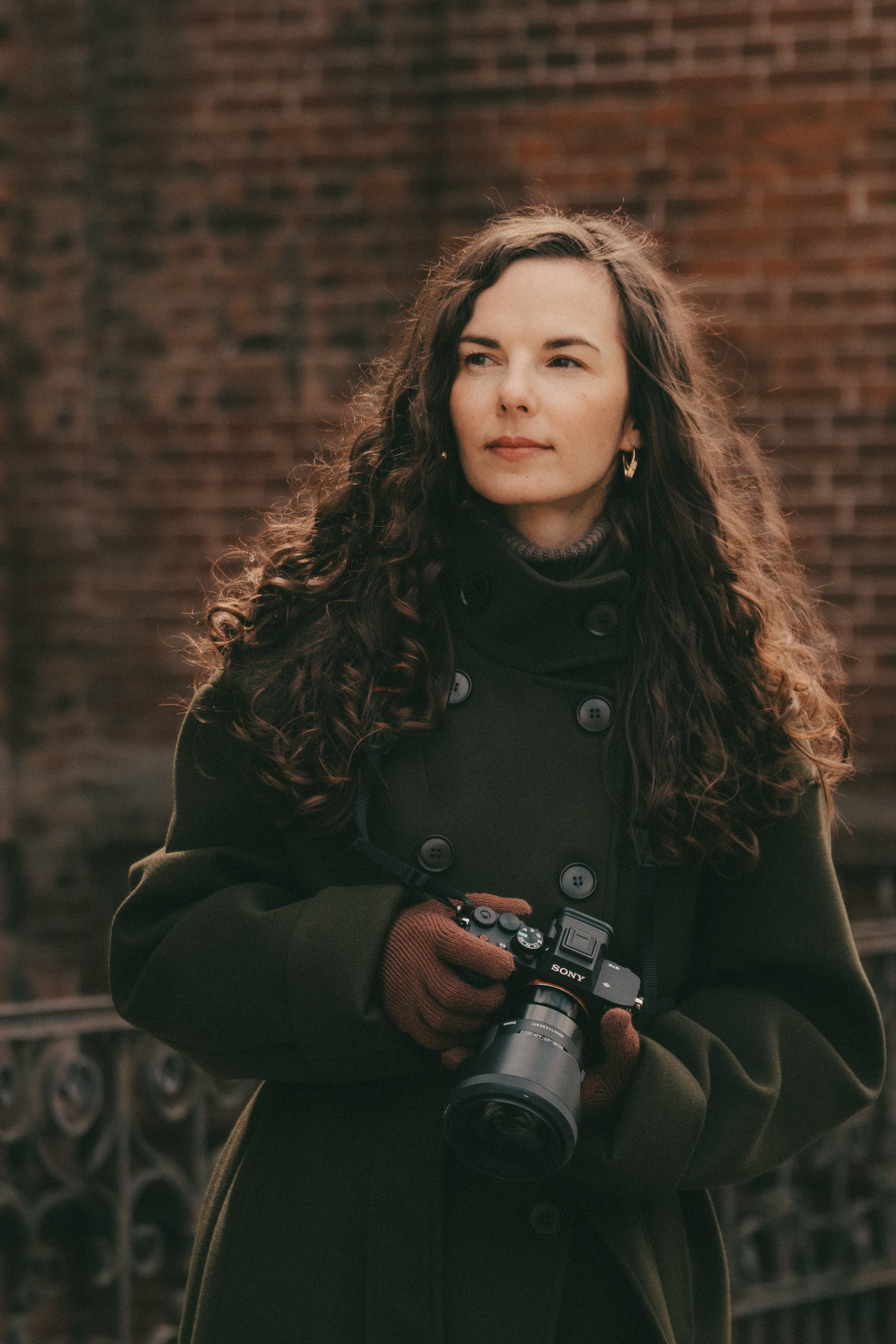 автопортрет фотографа в зеркале в фотостудии