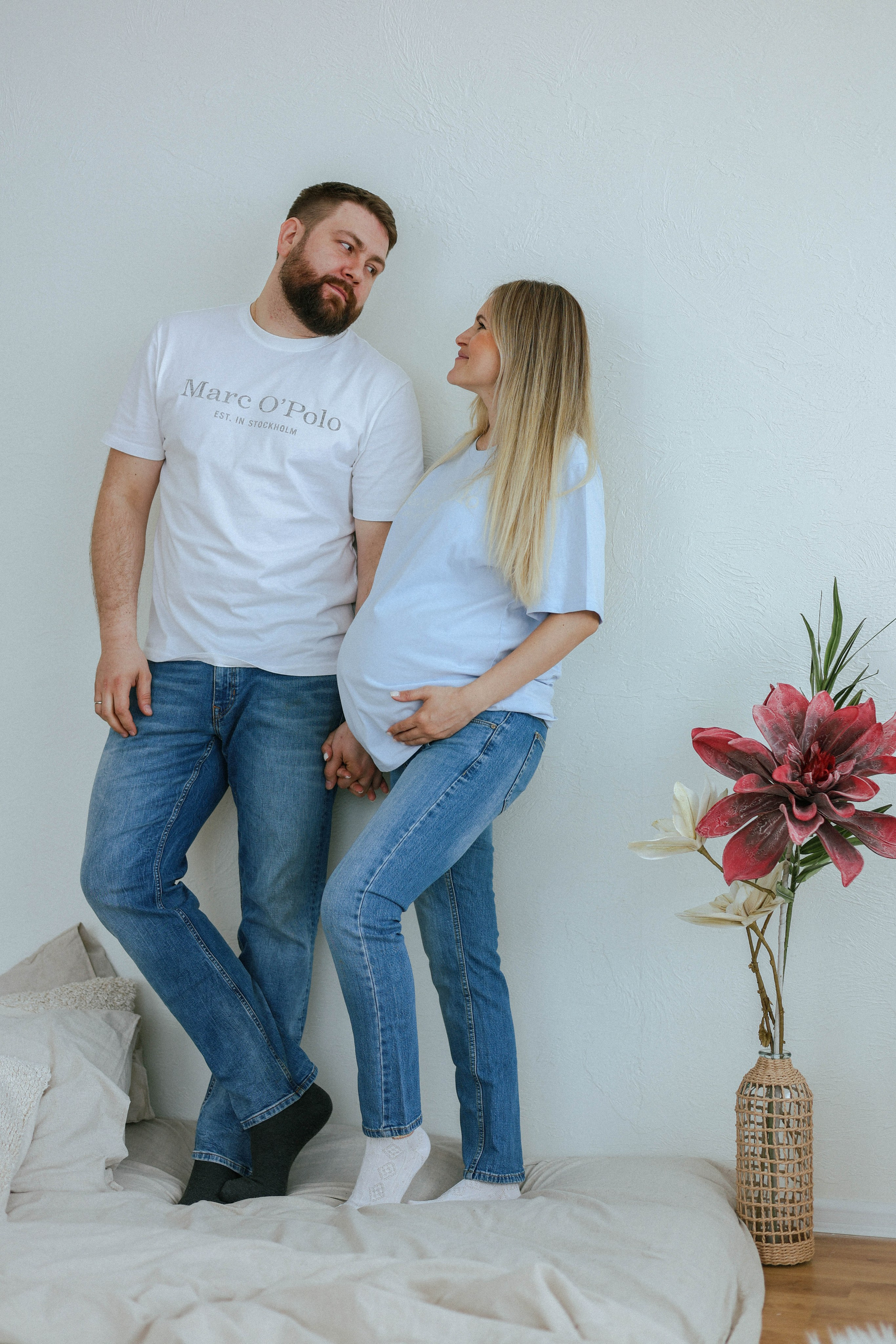 Влюбленная пара смотрит с недностью друг на друга в ожидании своего малыша