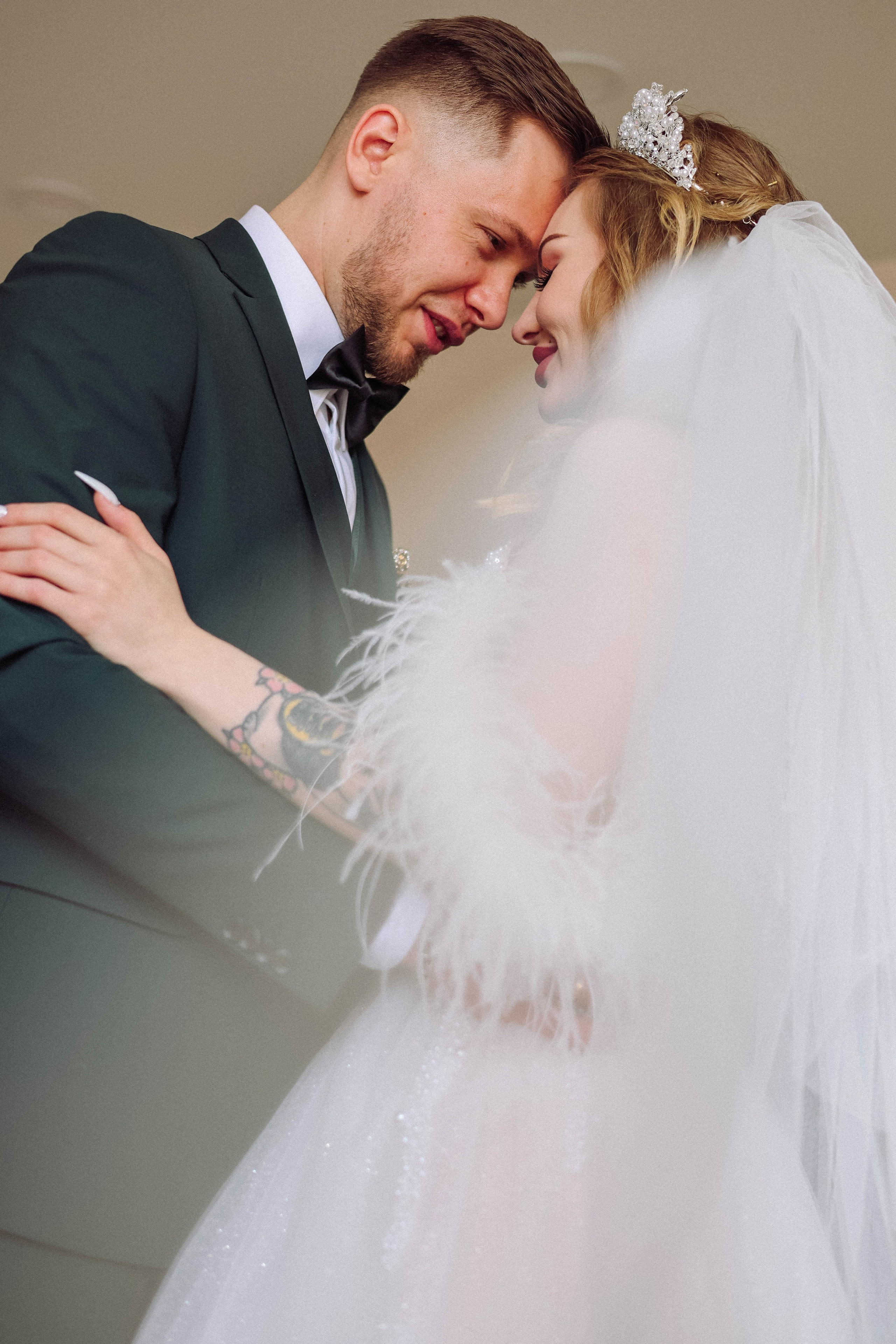 Будущие муж и жена в день свадьбы нежно смотрят друг на друга