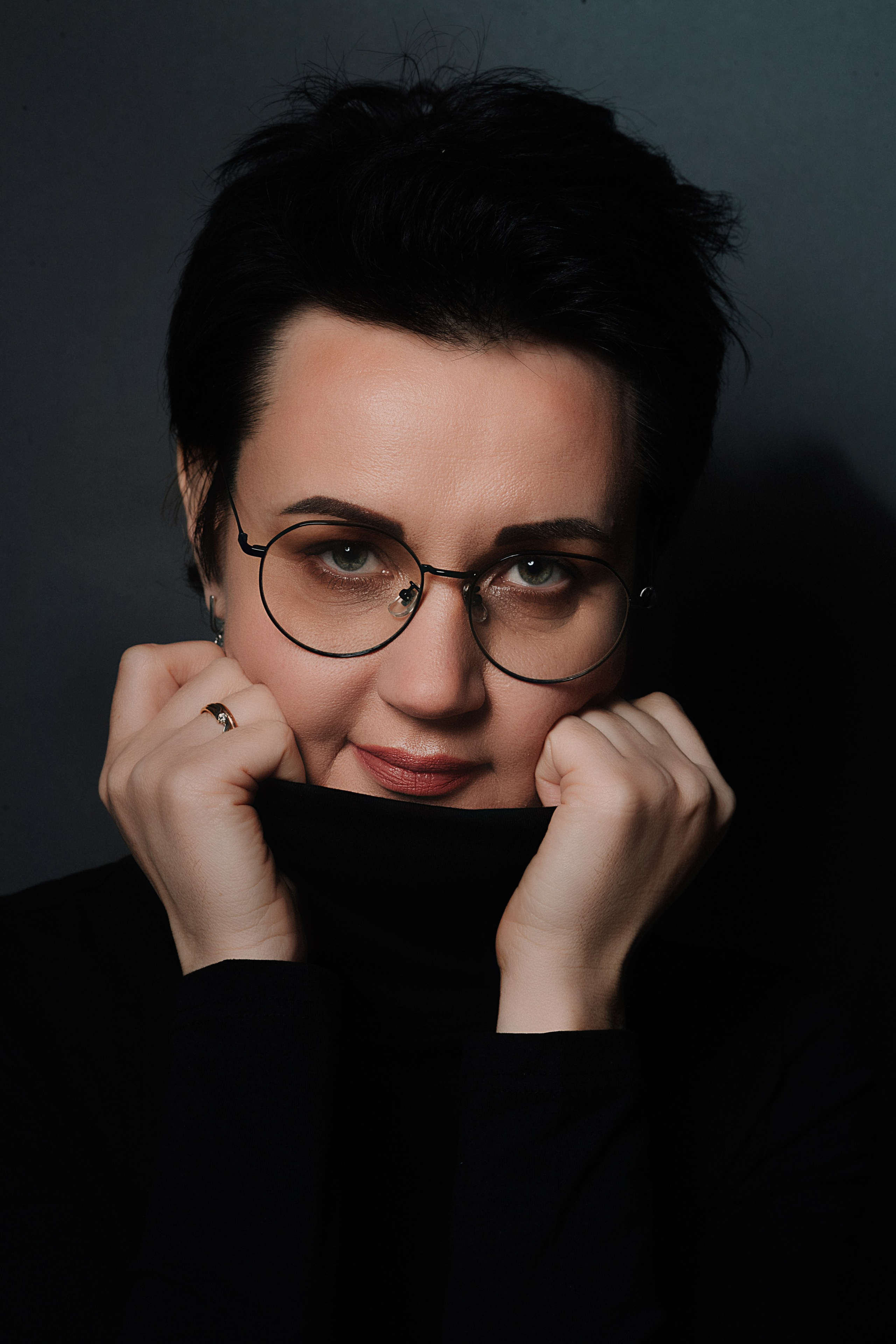 Профессиональная видеосъемка венчания и крещения в Москве: таинство в православном храме Красивая видеосъемка крещения ребенка в церкви Москвы: крупный план младенца и священника  Видеосъемка обряда венчания в храме: молодожены держат венцы над головами Услуги видеографа на крестины и венчание в Москве: эмоциональный кадр церемонии