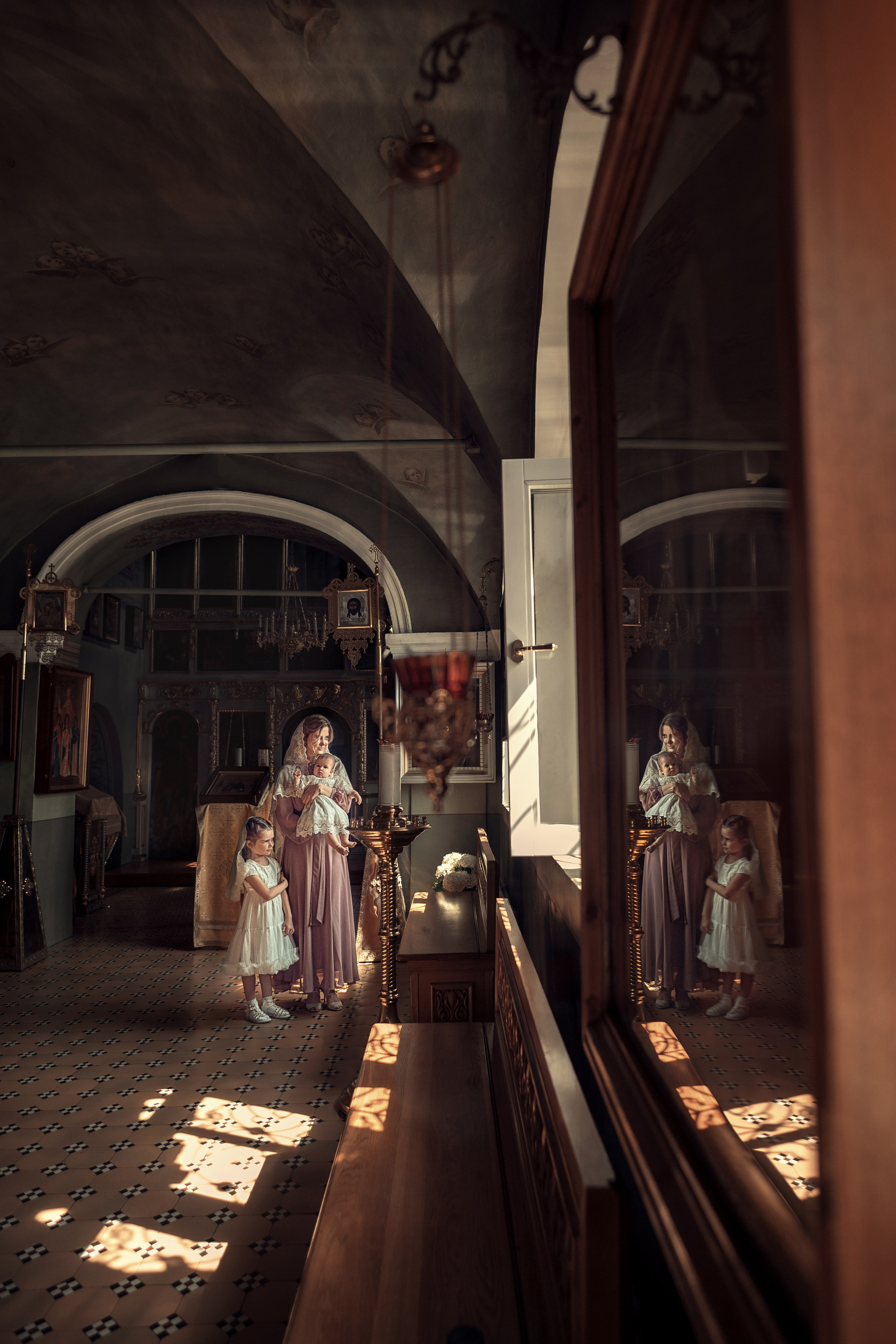 Профессиональная видеосъемка венчания и крещения в Москве: таинство в православном храме Красивая видеосъемка крещения ребенка в церкви Москвы: крупный план младенца и священника  Видеосъемка обряда венчания в храме: молодожены держат венцы над головами Услуги видеографа на крестины и венчание в Москве: эмоциональный кадр церемонии