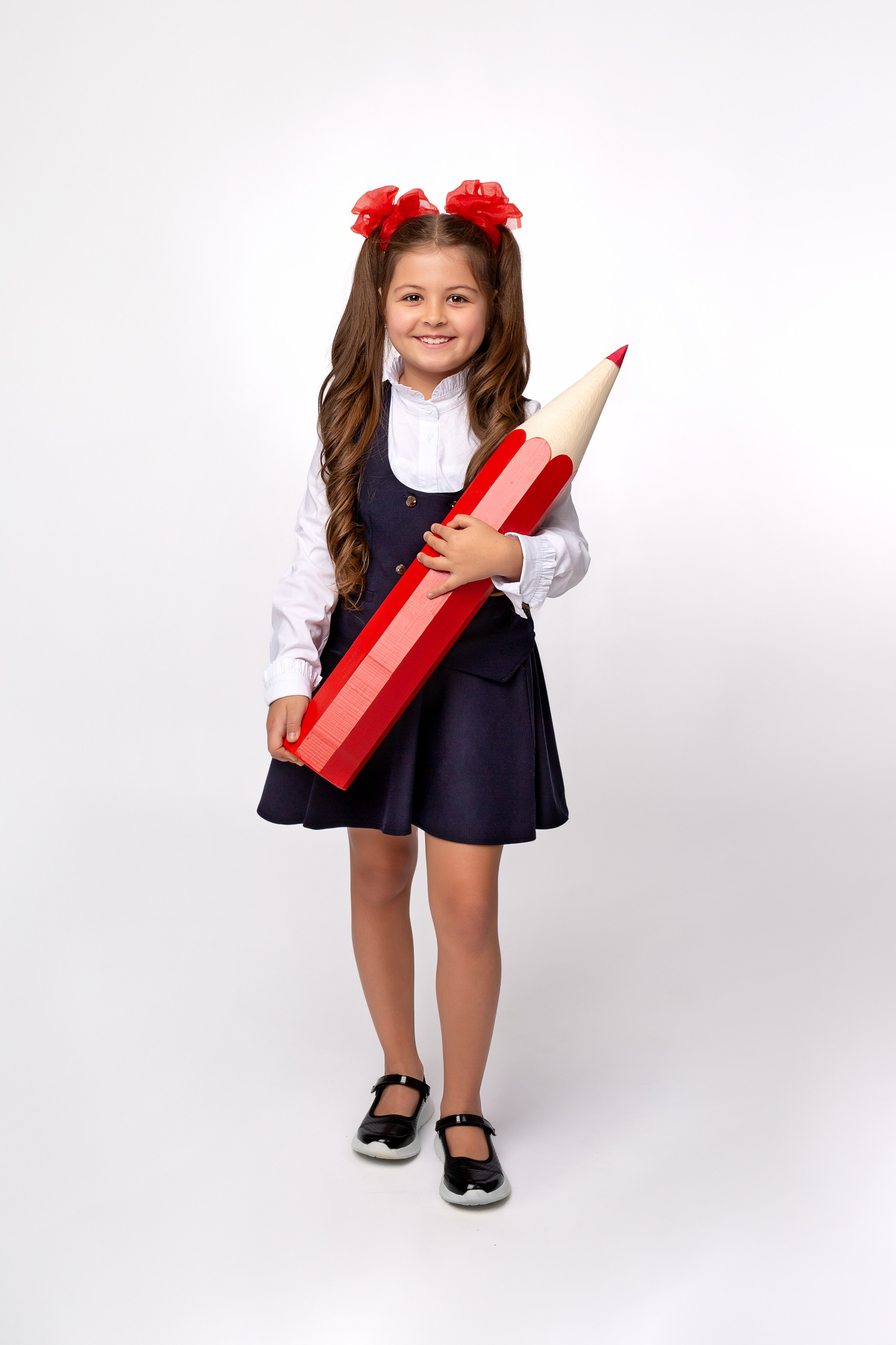 Большой красный карандаш легко нести в школу. 