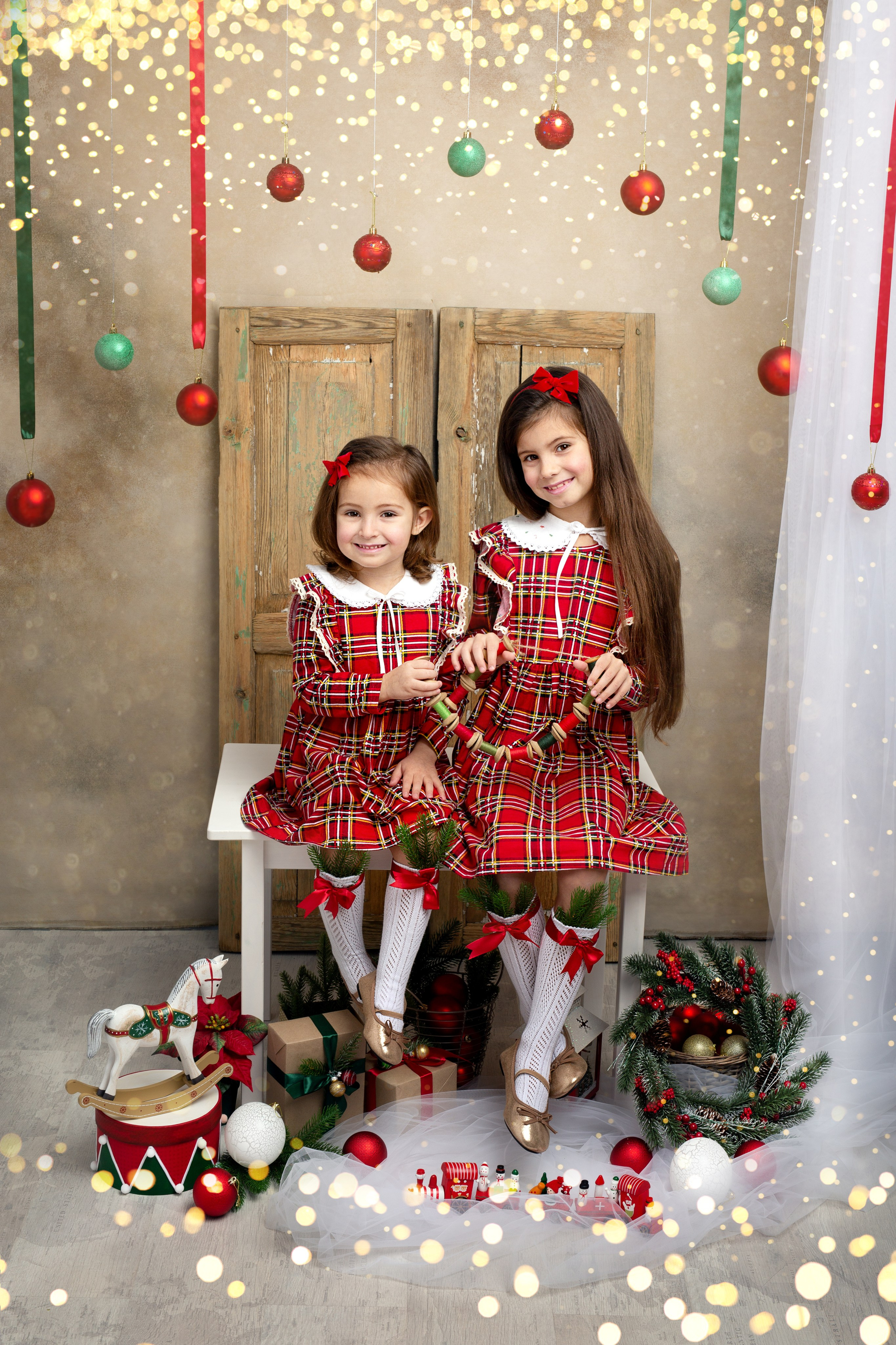 В новый год девочки подружки, шарики, лошадка, ёлка.