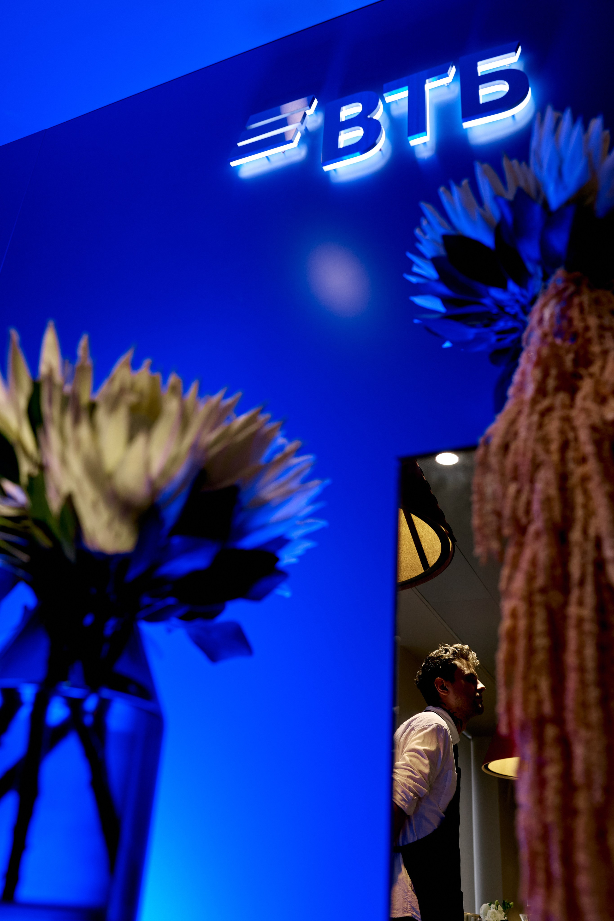 Фотограф на мероприятии делает кадр сцены - фотосъёмка шоу StandUp