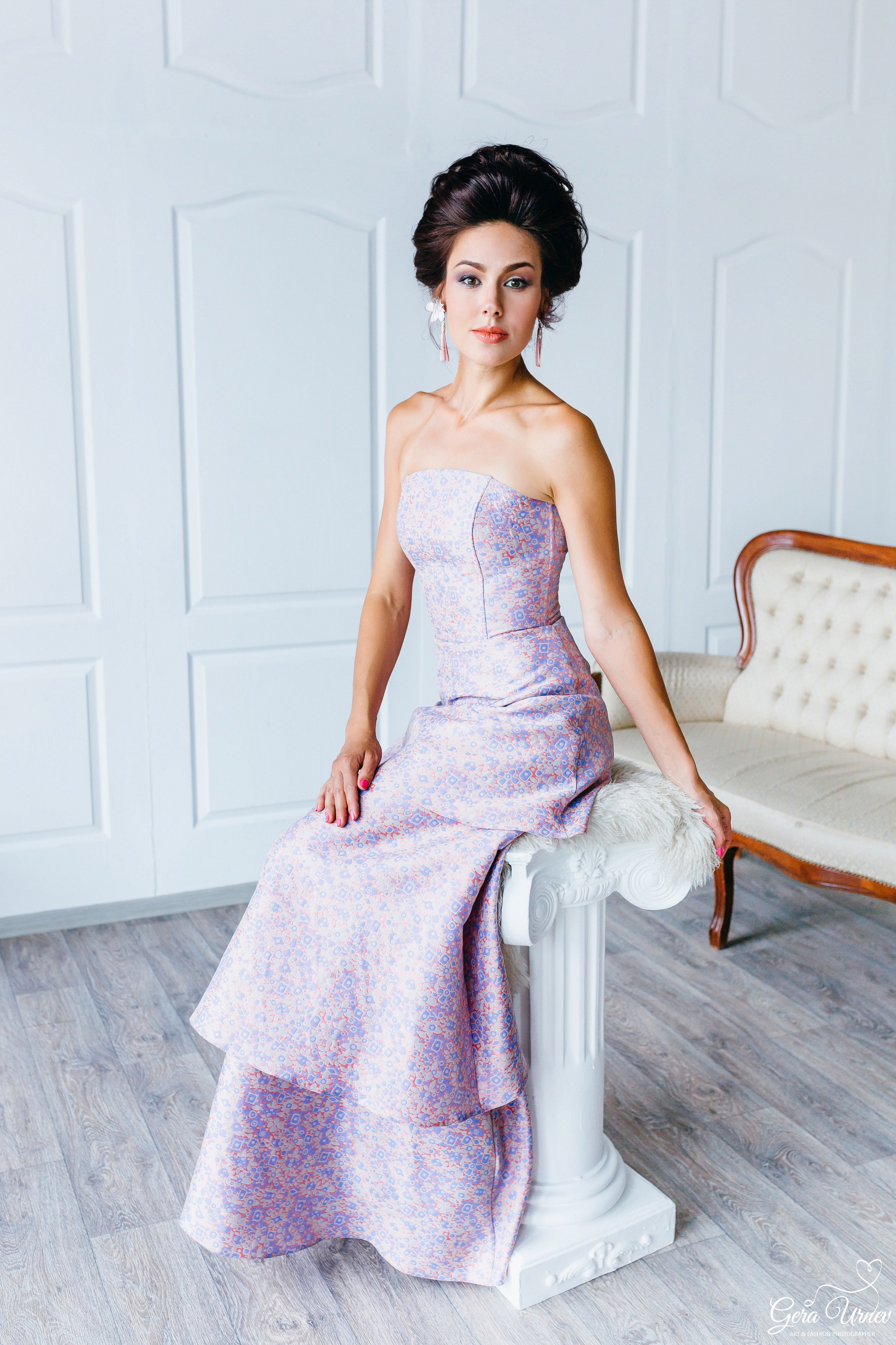 Фотограф проводит интерьерную съёмку с моделью – на кадре модель в современном интерьере