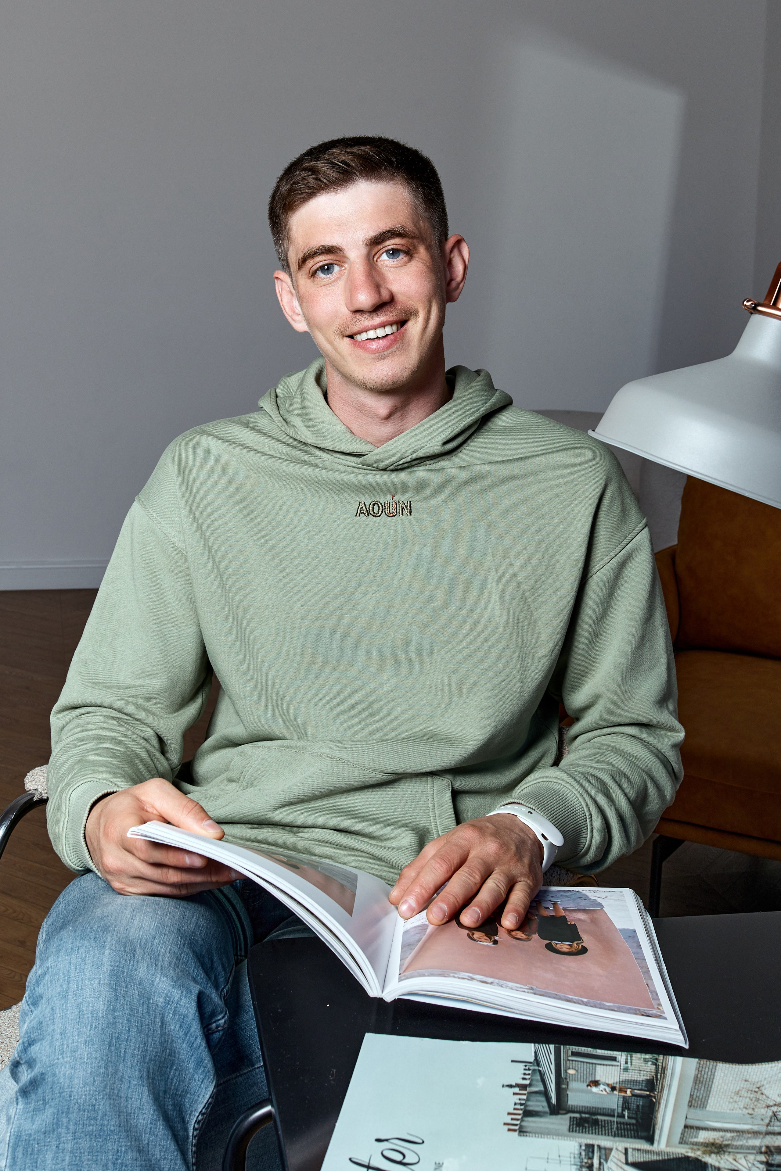 Мужской бизнес портрет директора компании – пример снимка в кэжуал стиле