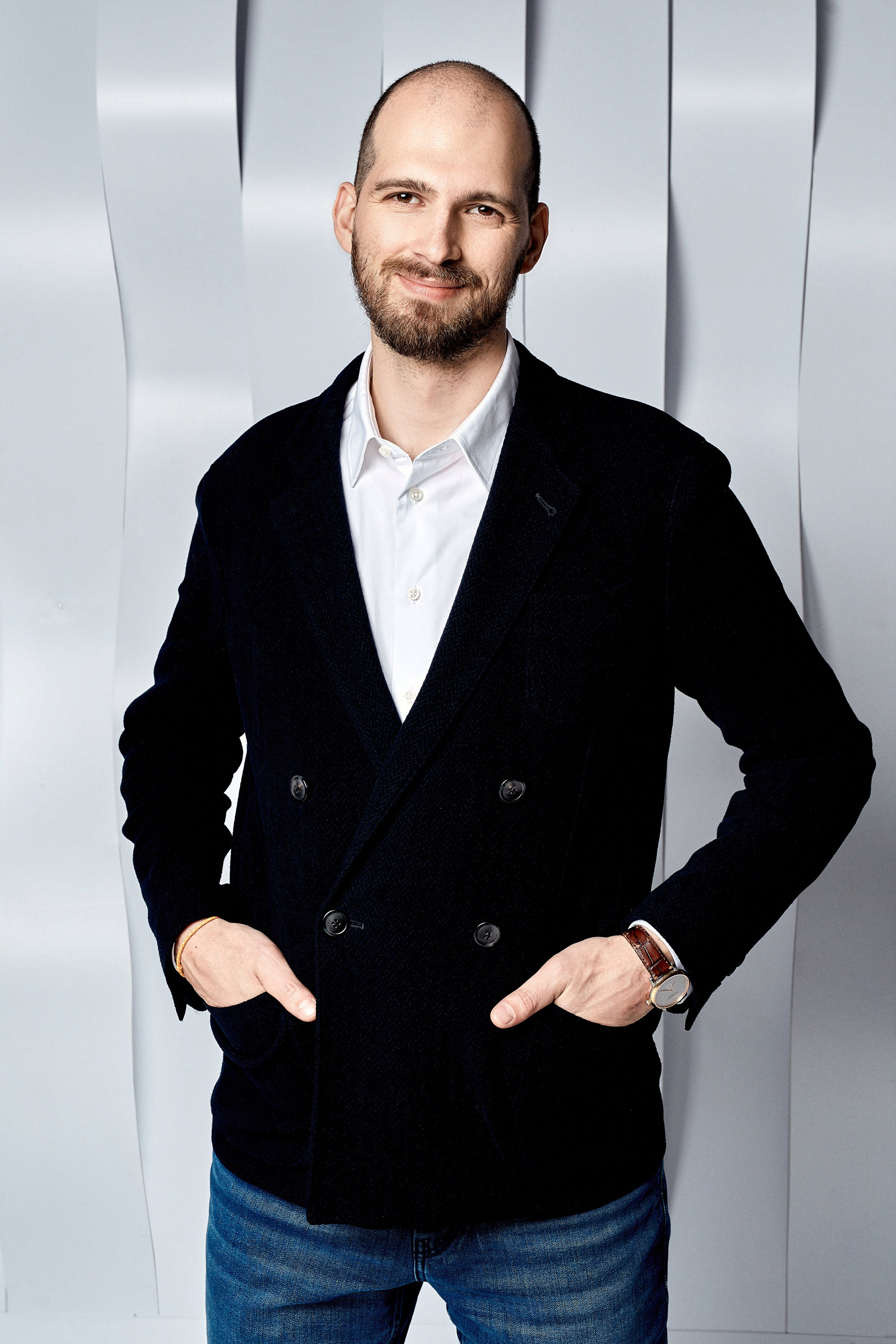 Фотограф снимает бизнес портрет мужчины – на фотоснимке портрет сотрудника компании