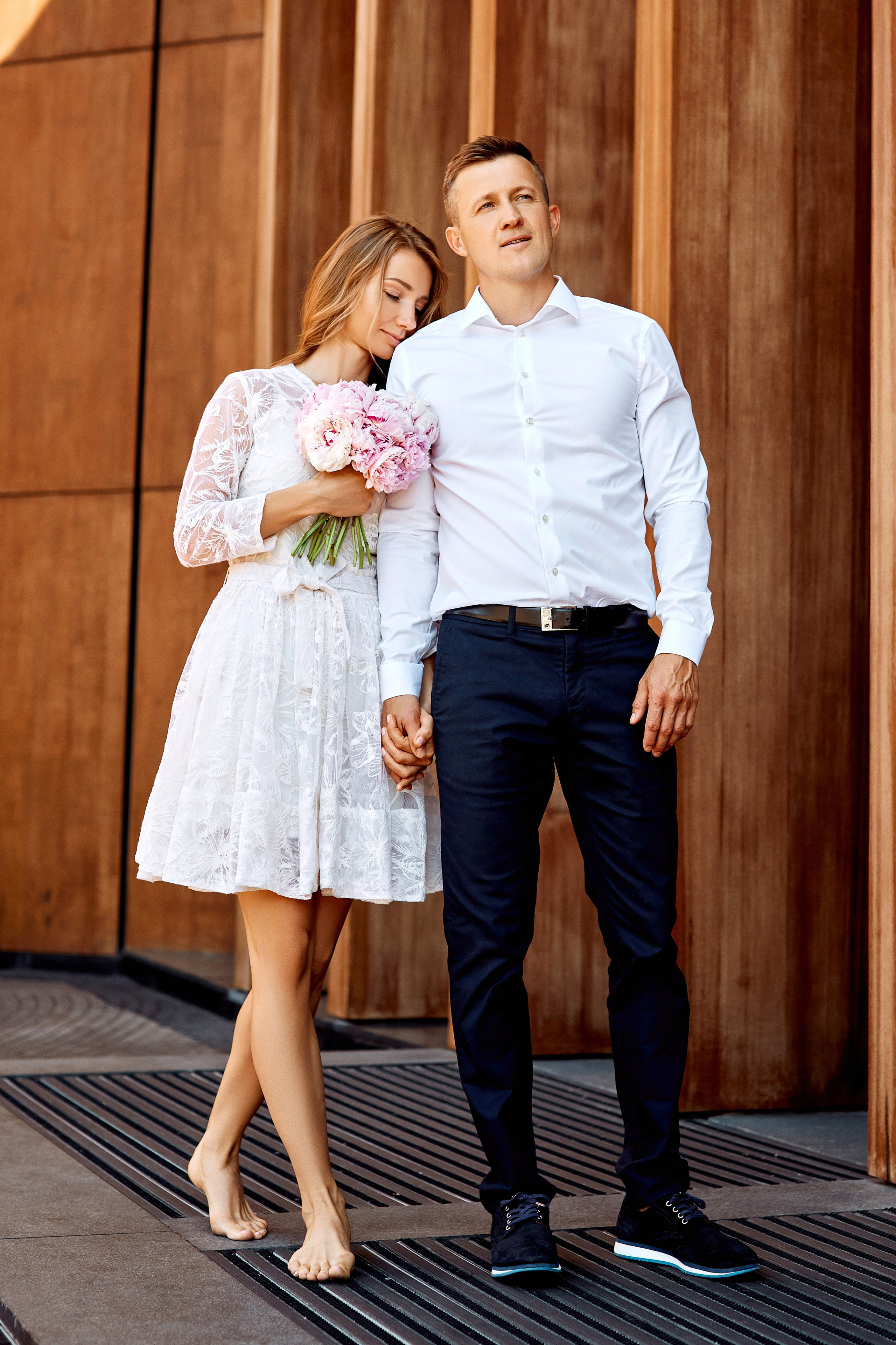 Фотограф свадебных мероприятий снимает для молодоженов в Барвиха Luxury Village – кадры со свадьбы молодоженов, где муж стоит рядом с невестой