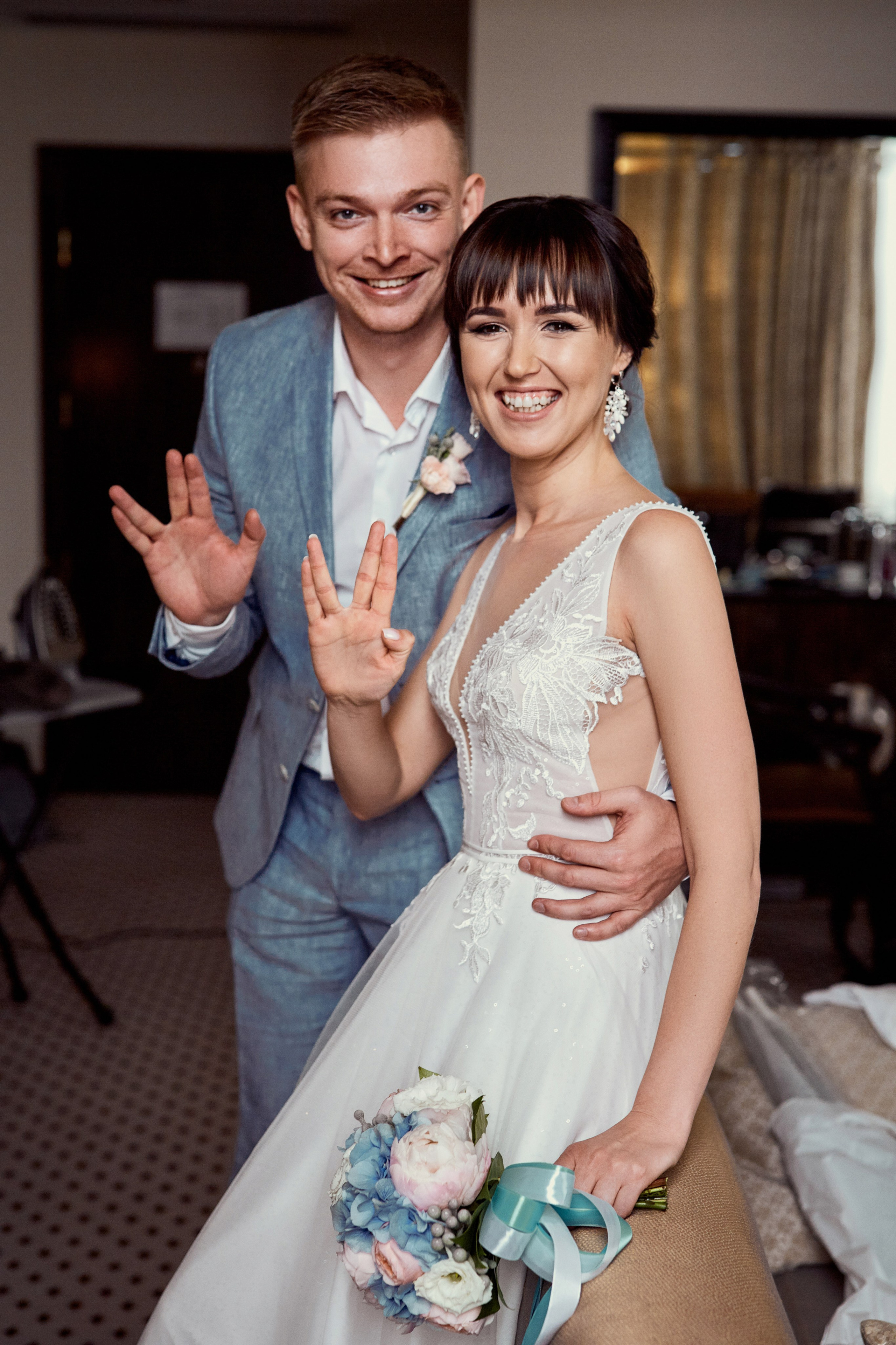 Фотосъёмка свадебного торжества в отеле Crowne Plaza – на фото счастливые жених и невеста в апартаментах фешенебельного отеля