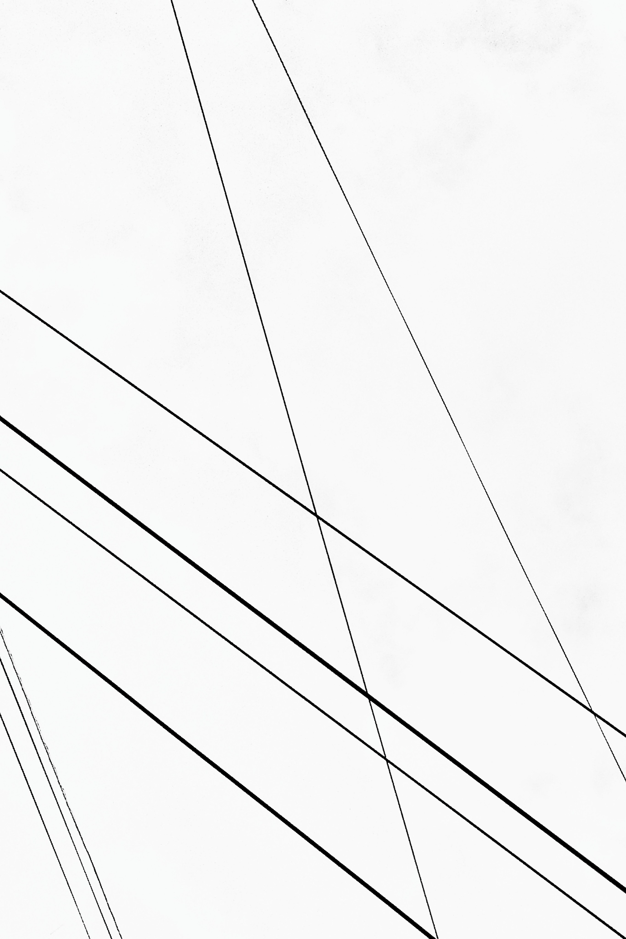 Минималистичная абстракция диагональных линий на белом фоне, черно-белая геометрия, городская серия
