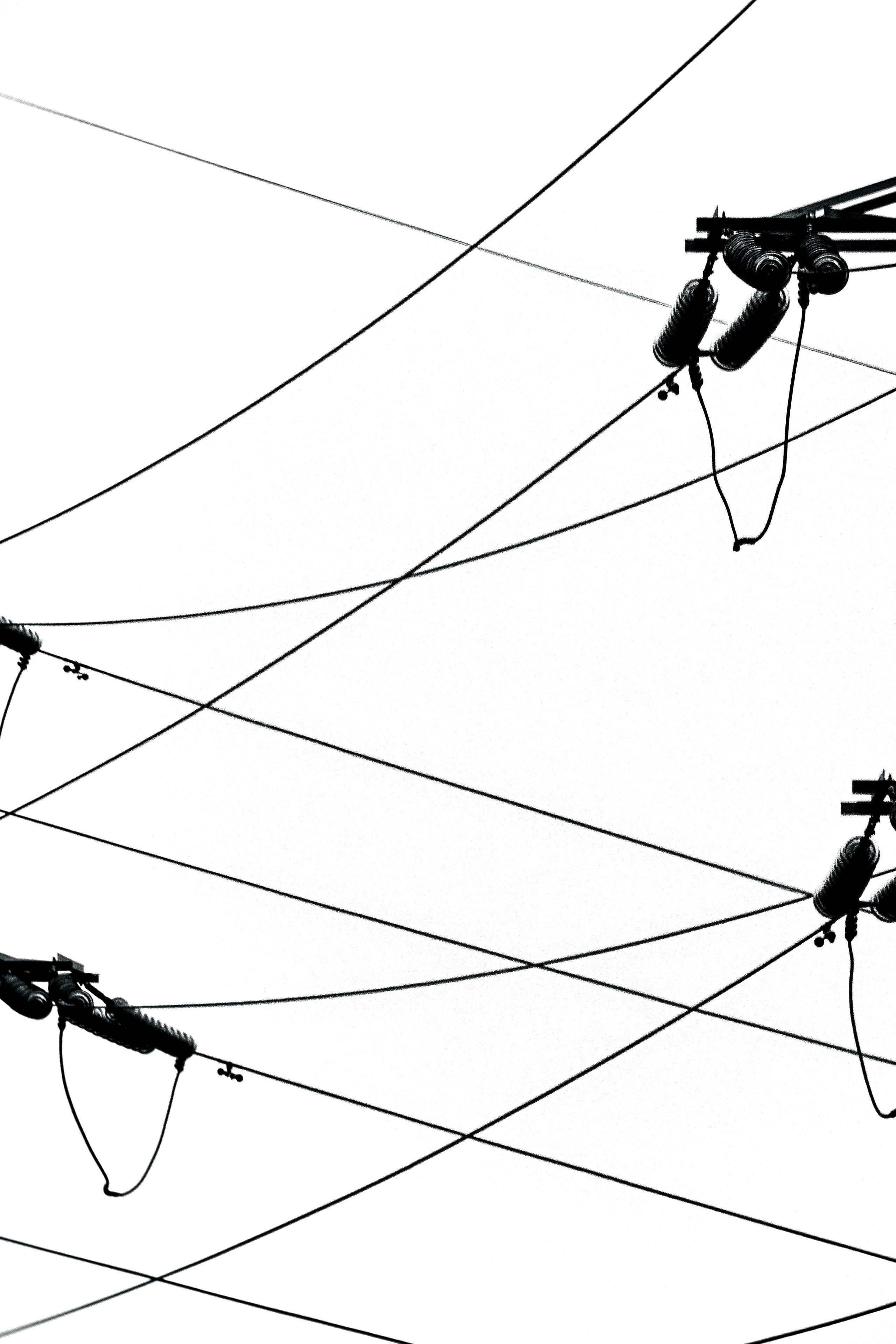 Минималистичное фото электрических изоляторов и проводов на белом фоне, черно-белая городская абстракция