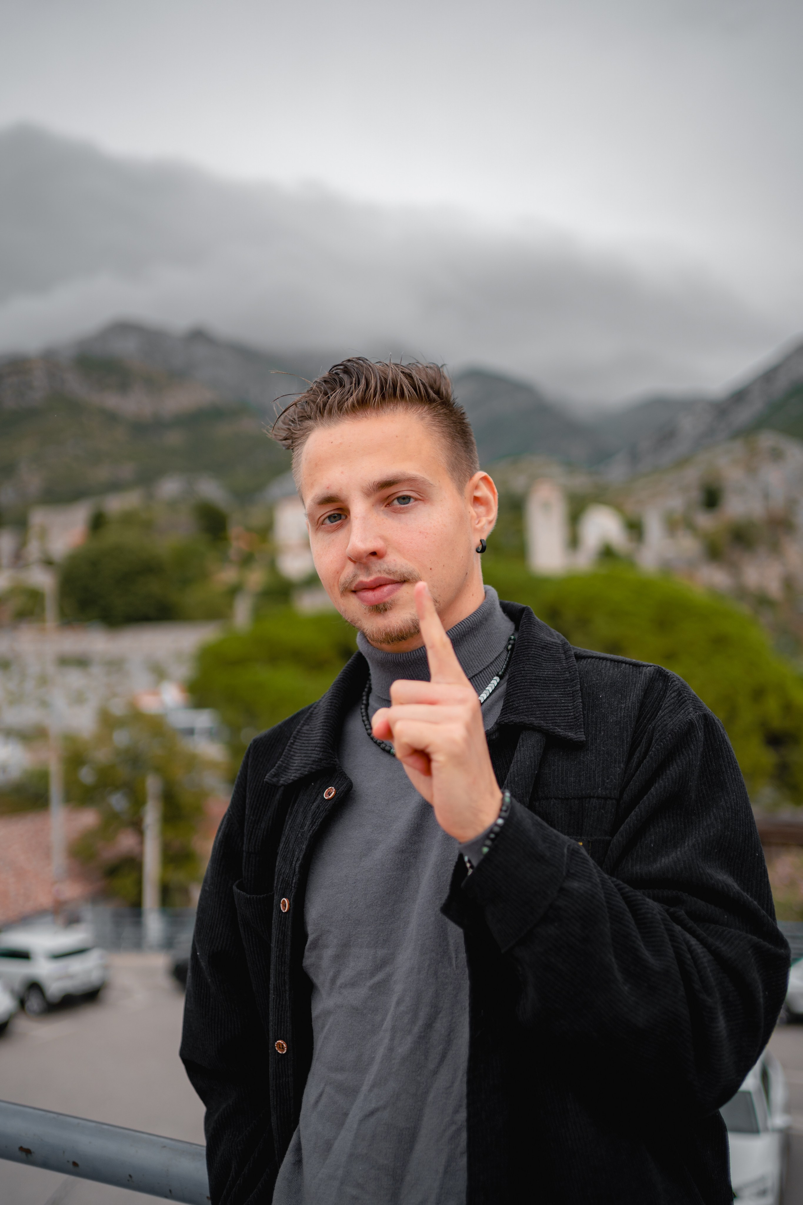 парень на закате на фоне моря