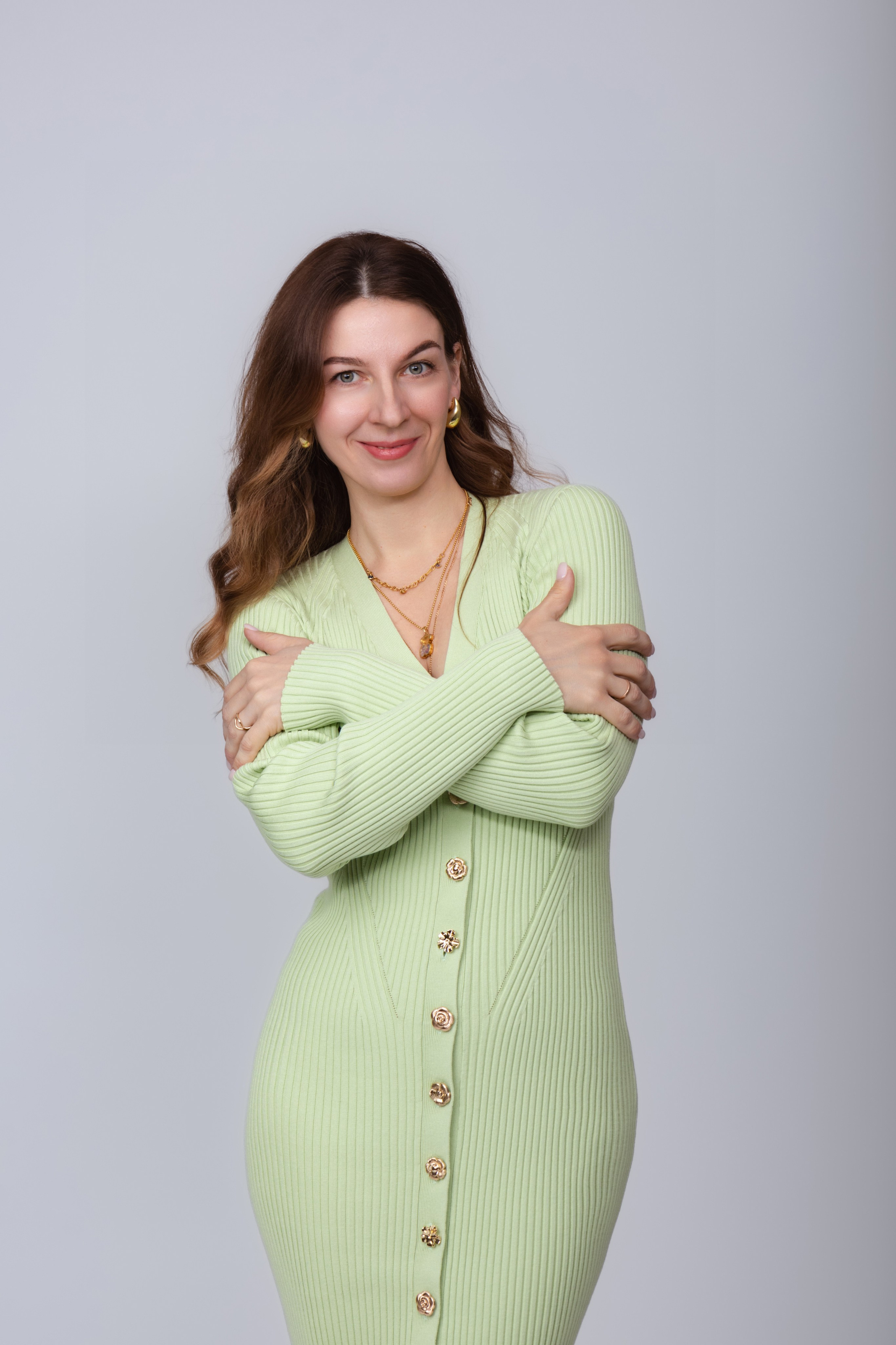 Влюбленная пара обнявшись стоят на берегу озера