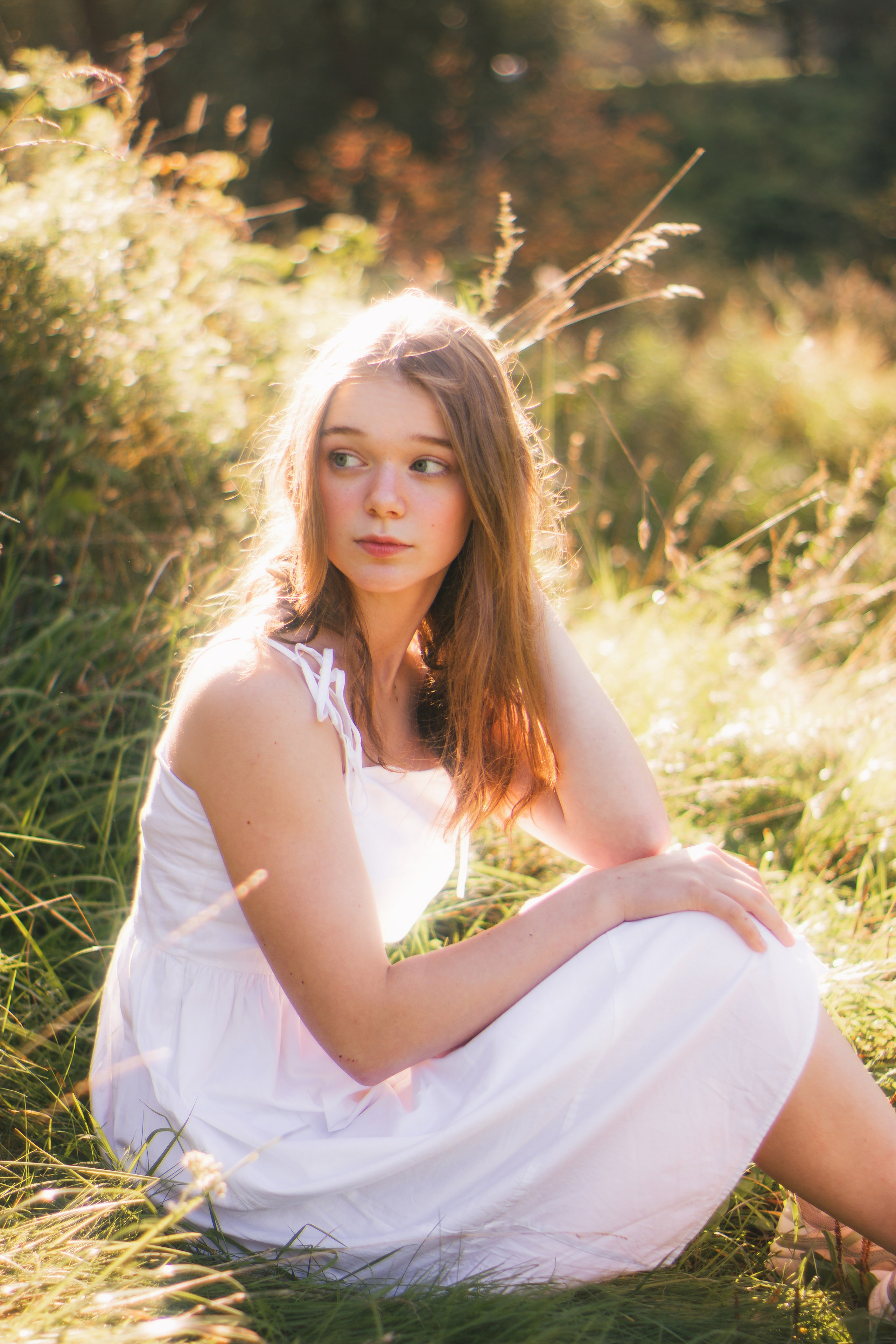 Солнечный портрет в поле, в белом платье. Петергоф