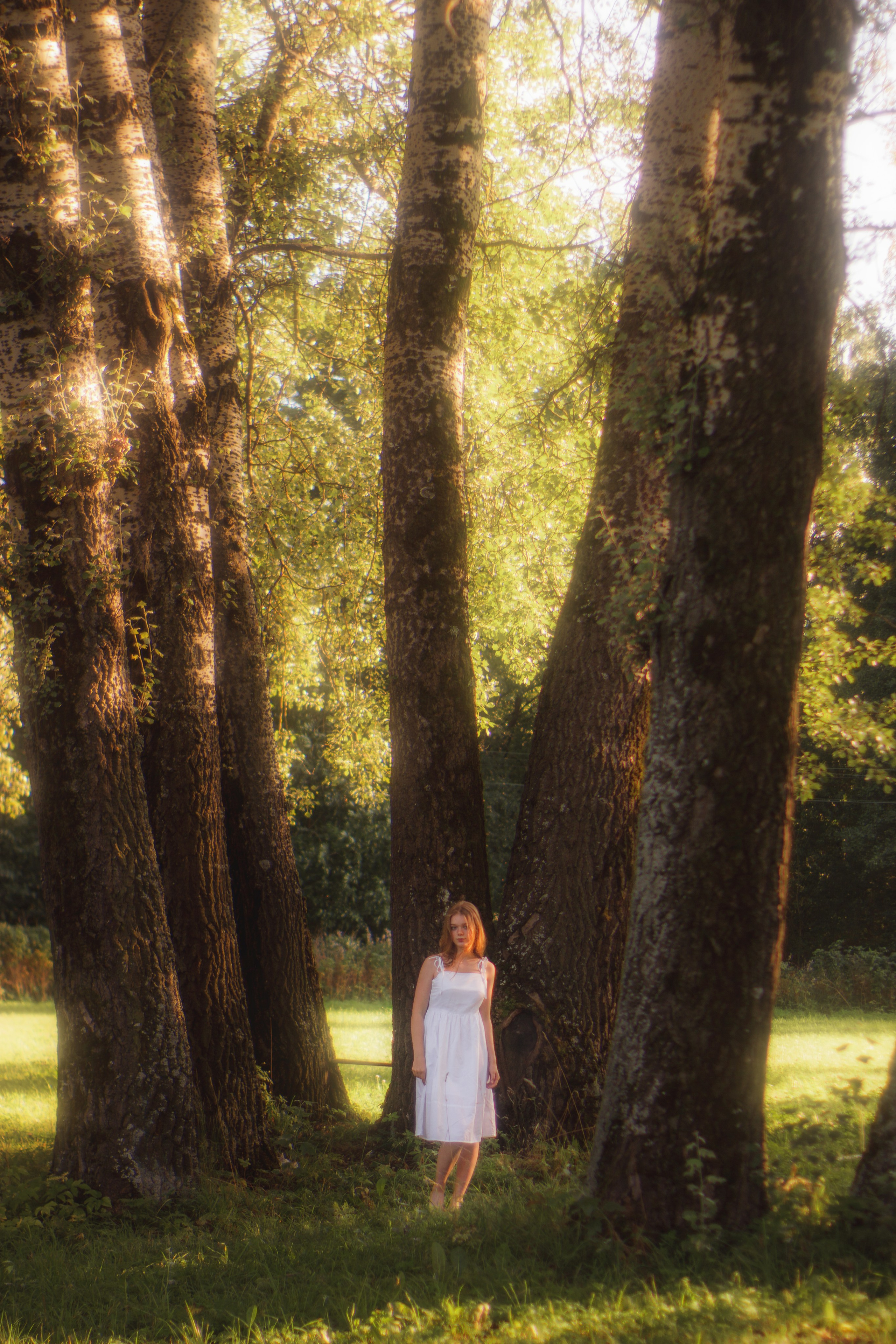 Фотосессия в лесу в белом платье летом Петергоф