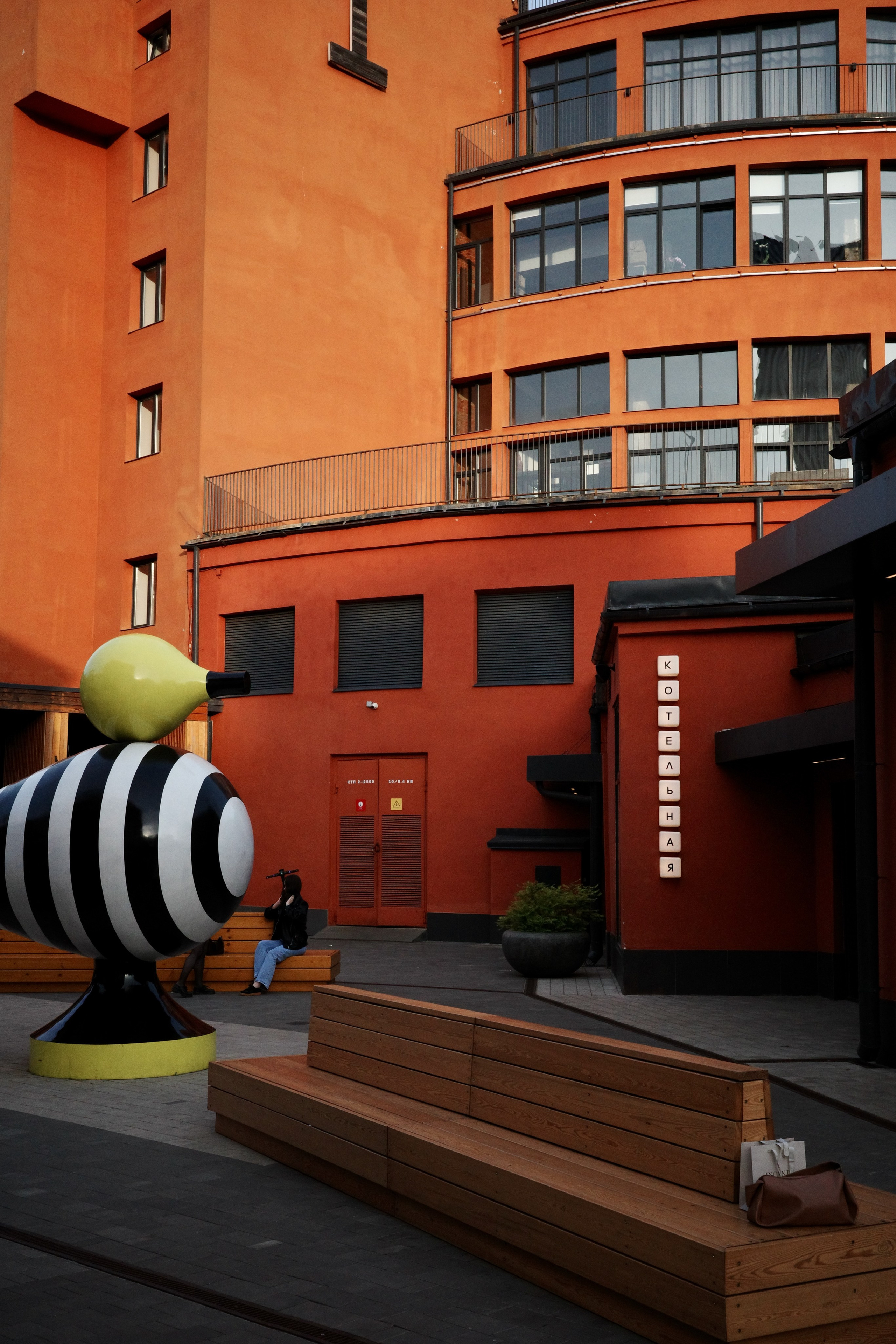 Фотопрогулка по Дизайн-заводу (бывш. «Flacon») и арт-пространству «Хлебозавод» на Дмитровской. Проект «Фотокладовка»: блог уличной фотографии в формате street photo