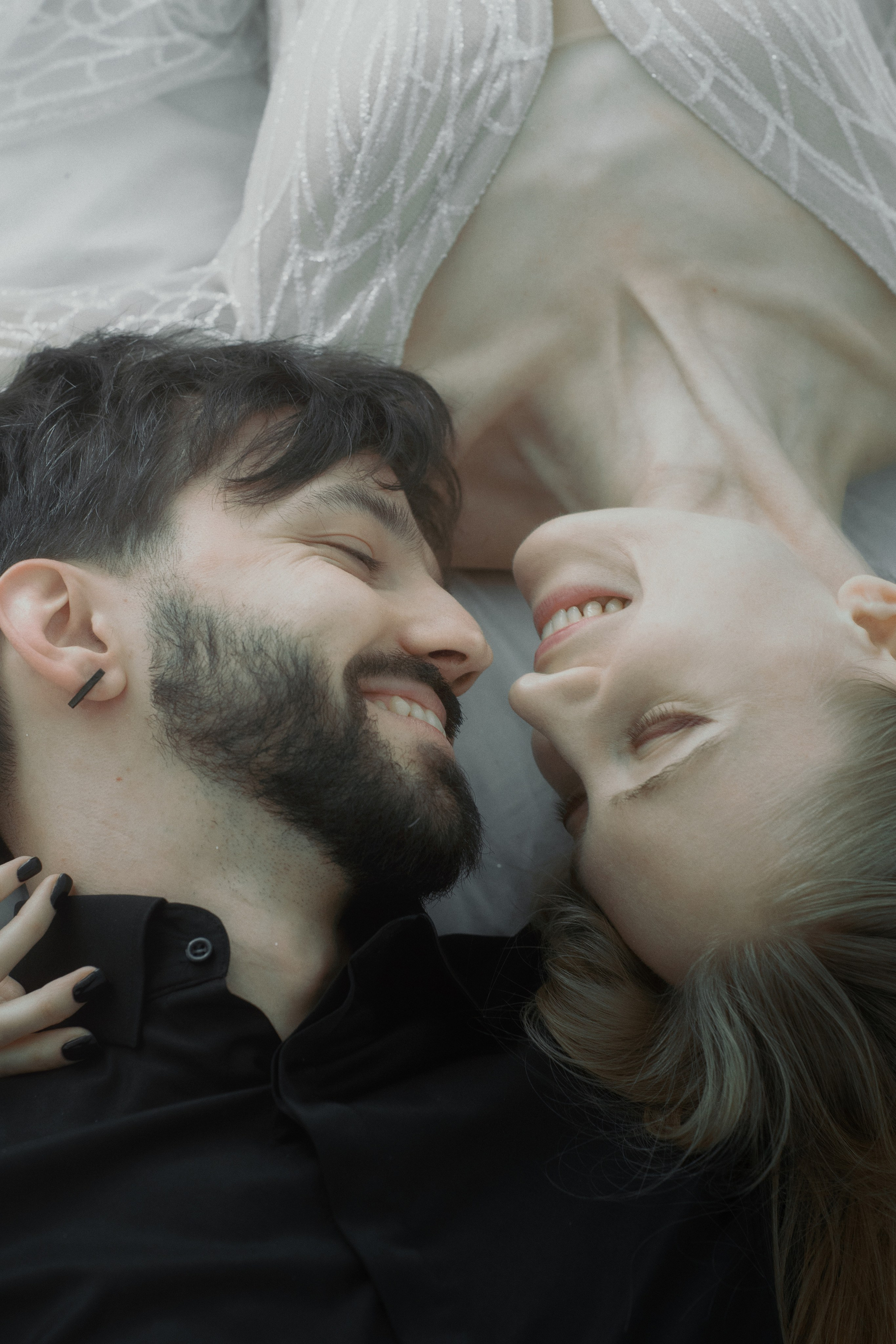 Свадебная фотосессия пары в в фотостудии