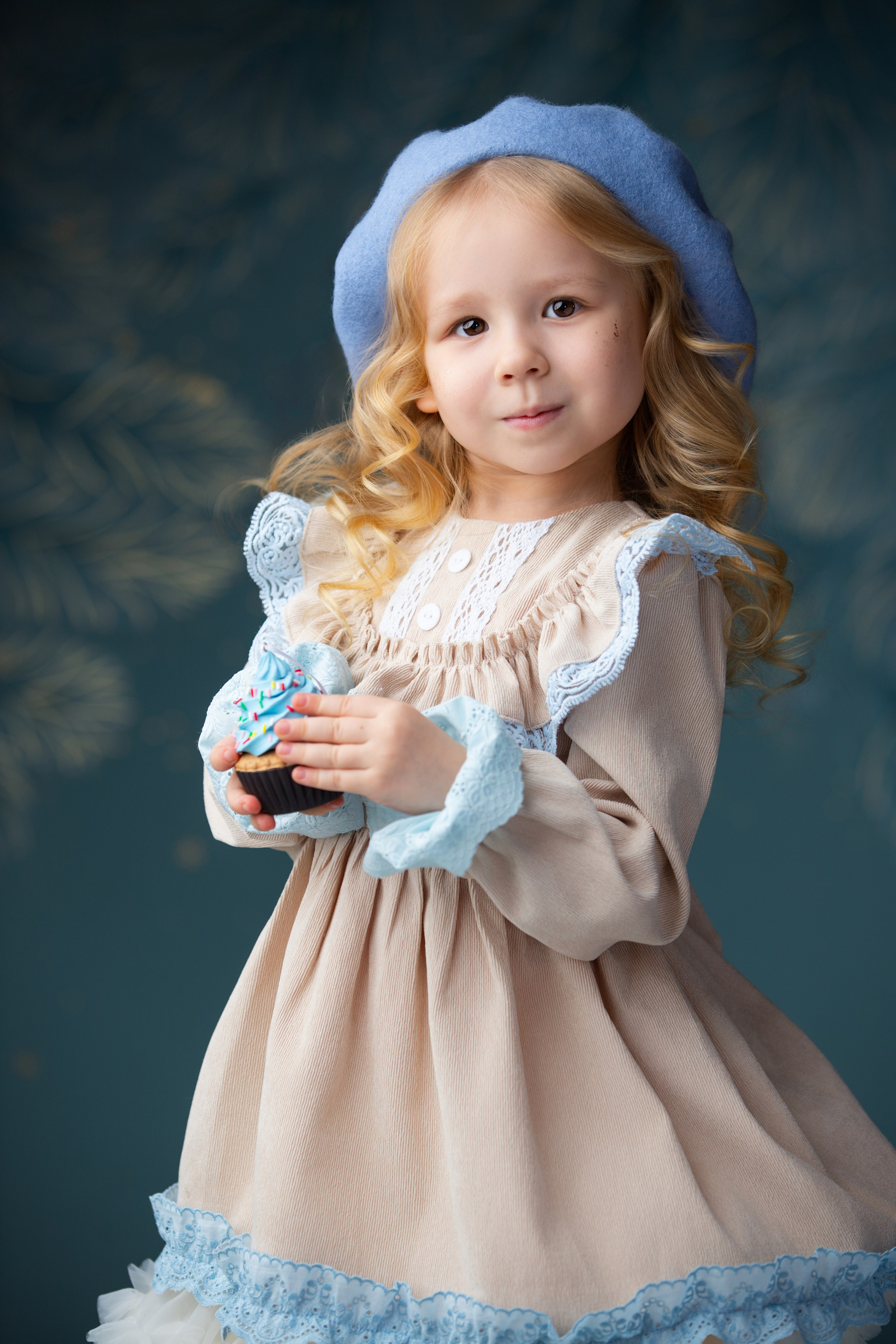 Нежная зимняя фотосъёмка в детском саду с авторским фоном