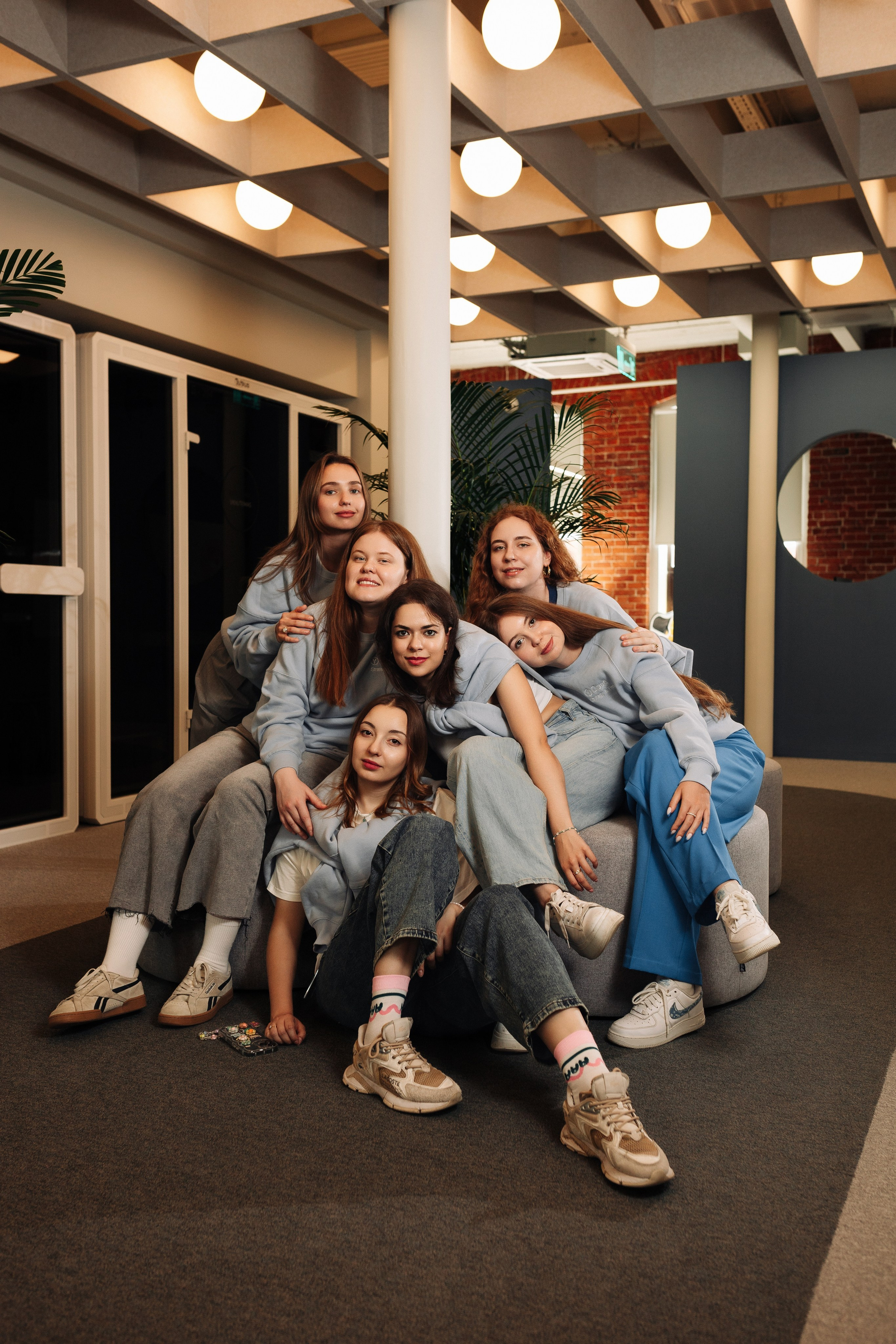 Заказная корпоративная фотосъемка команды. Пример живых и неформальных бизнес-портретов для соцсетей компании.