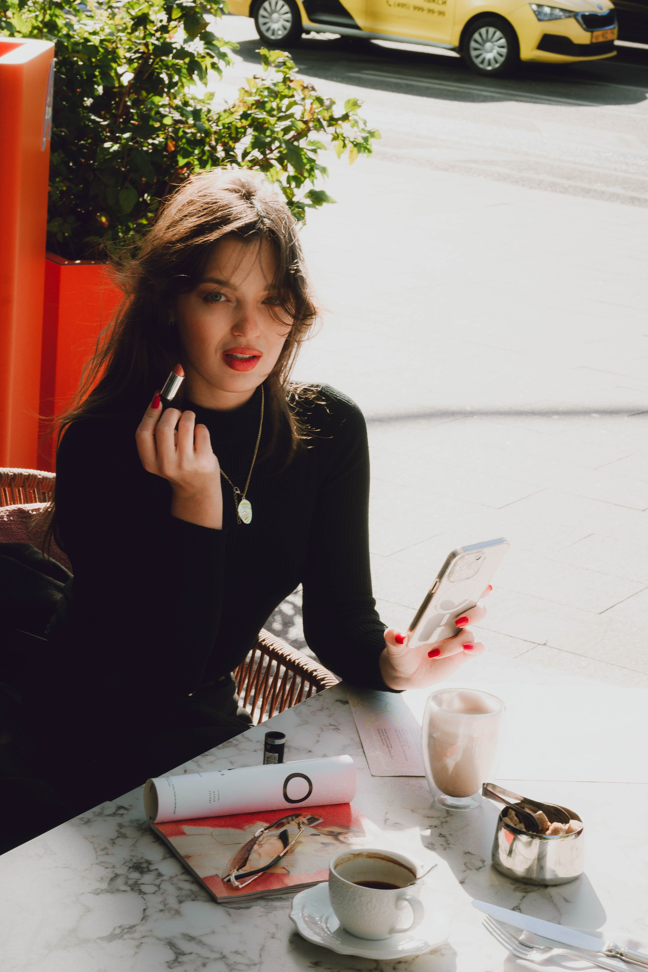 Портрет девушки с веснушками и зелеными глазами на морском побережье