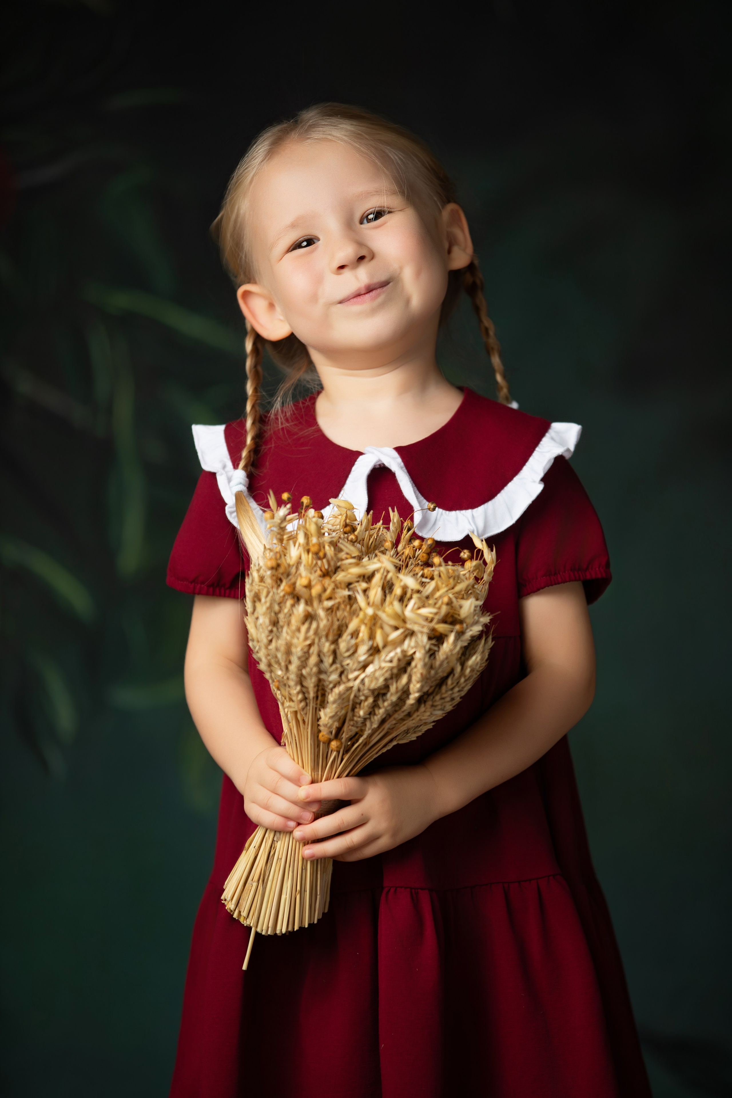 Тематическая осенняя фотосессия для детей с осенними декорациями и стильной одеждой