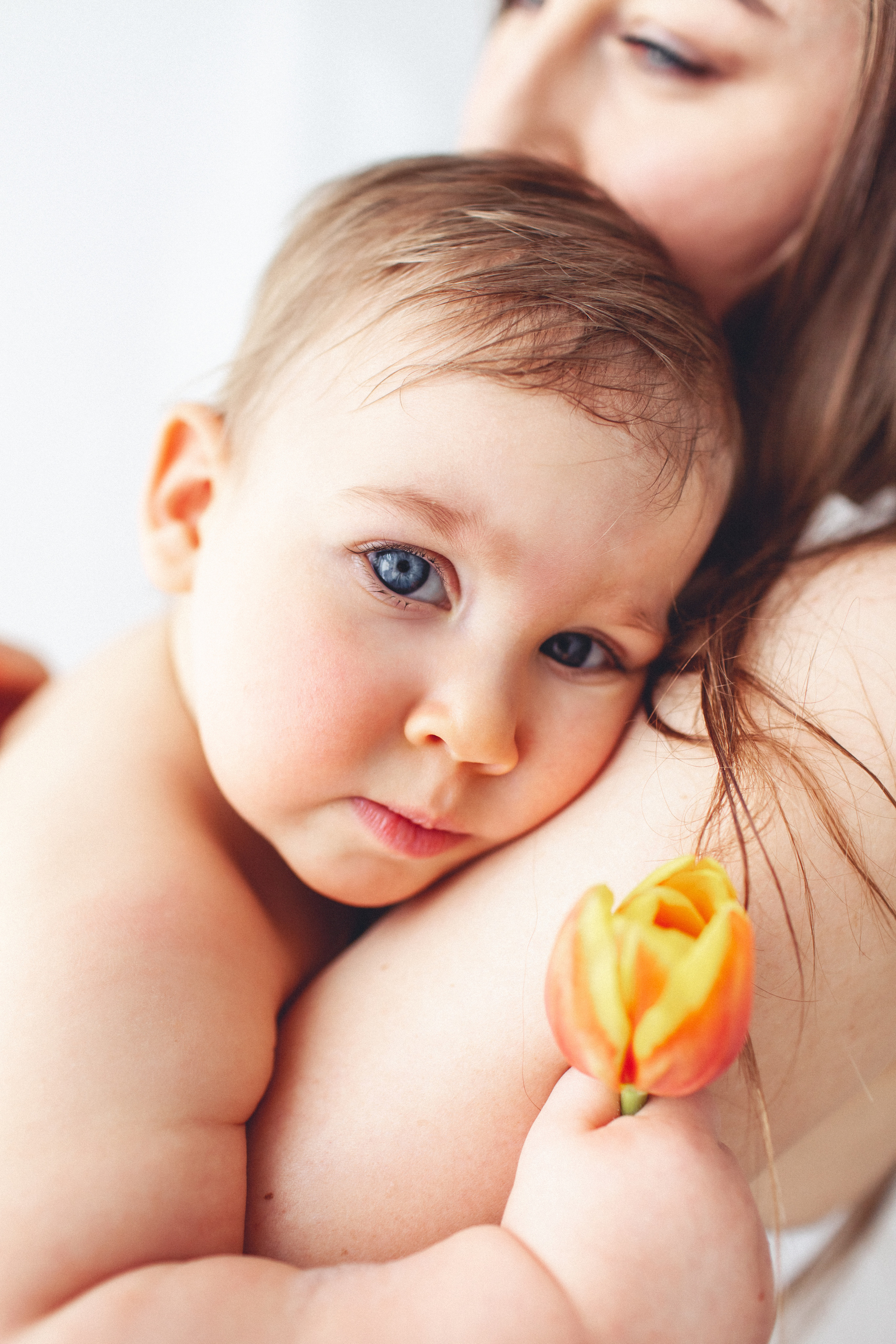 Маленькая Ясна в свой первый годик в Маленькой студии с тюльпанами. Детский фотограф в Самаре