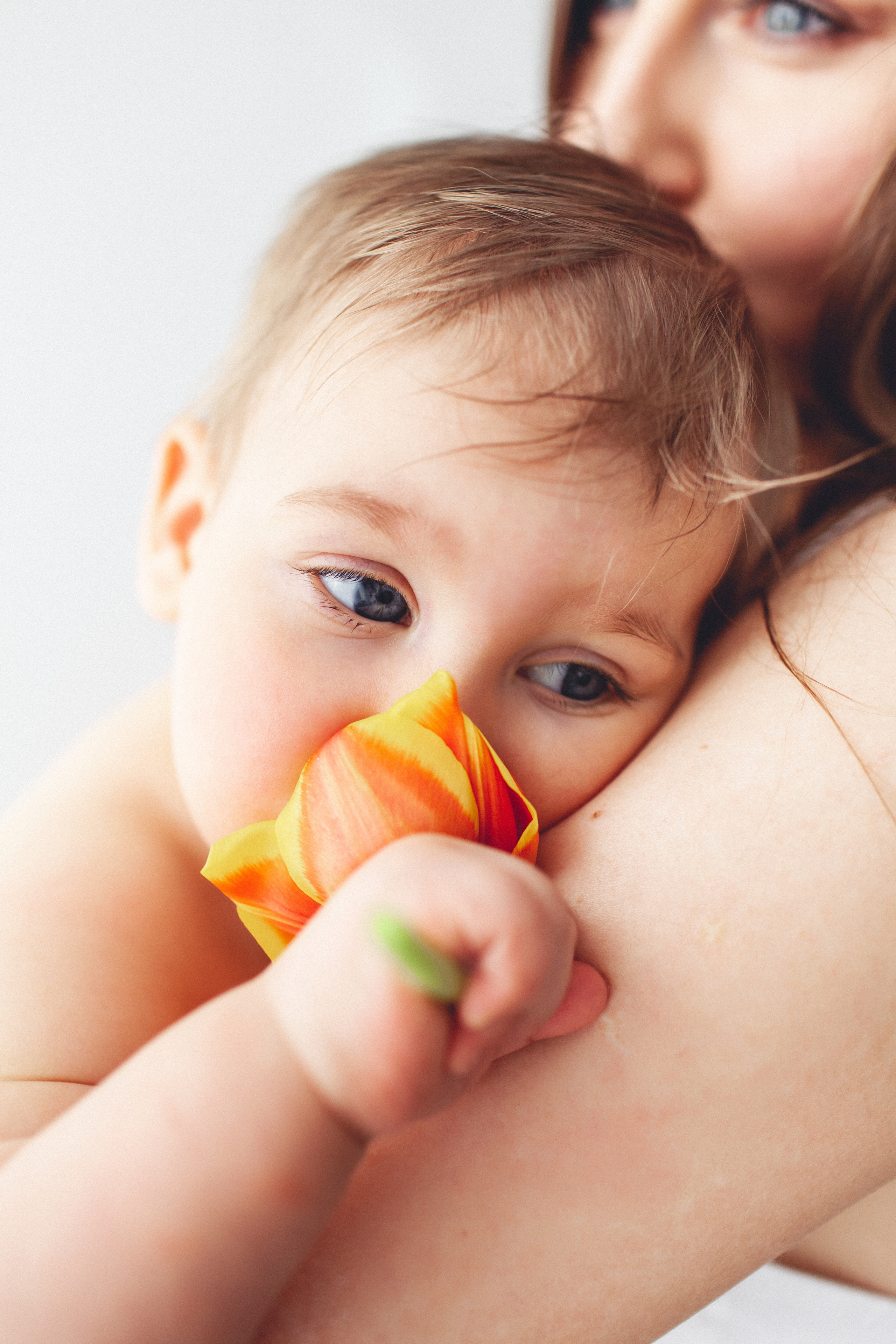 Маленькая Ясна в свой первый годик в Маленькой студии с тюльпанами. Детский фотограф в Самаре