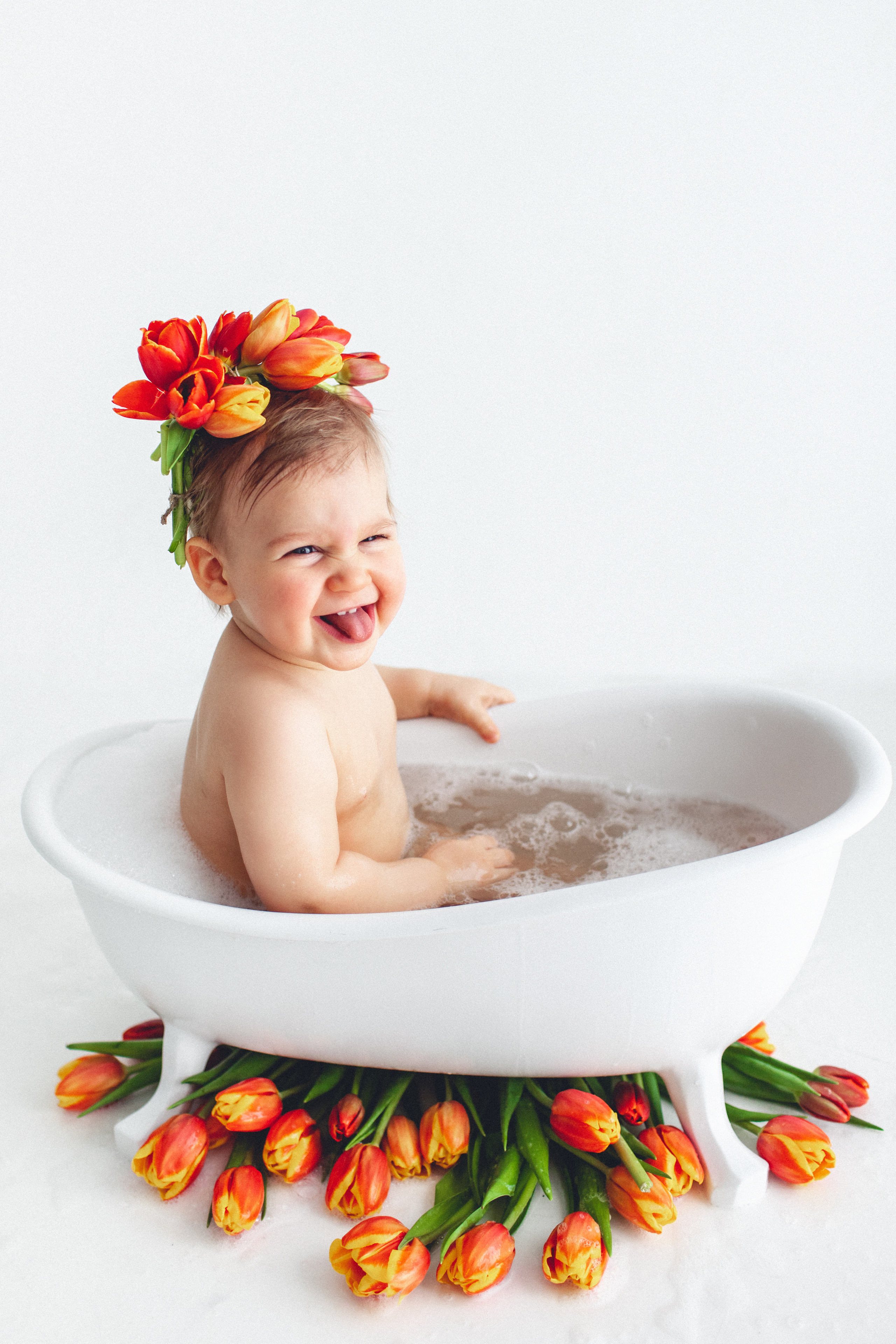 Маленькая Ясна в свой первый годик в Маленькой студии с тюльпанами. Детский фотограф в Самаре