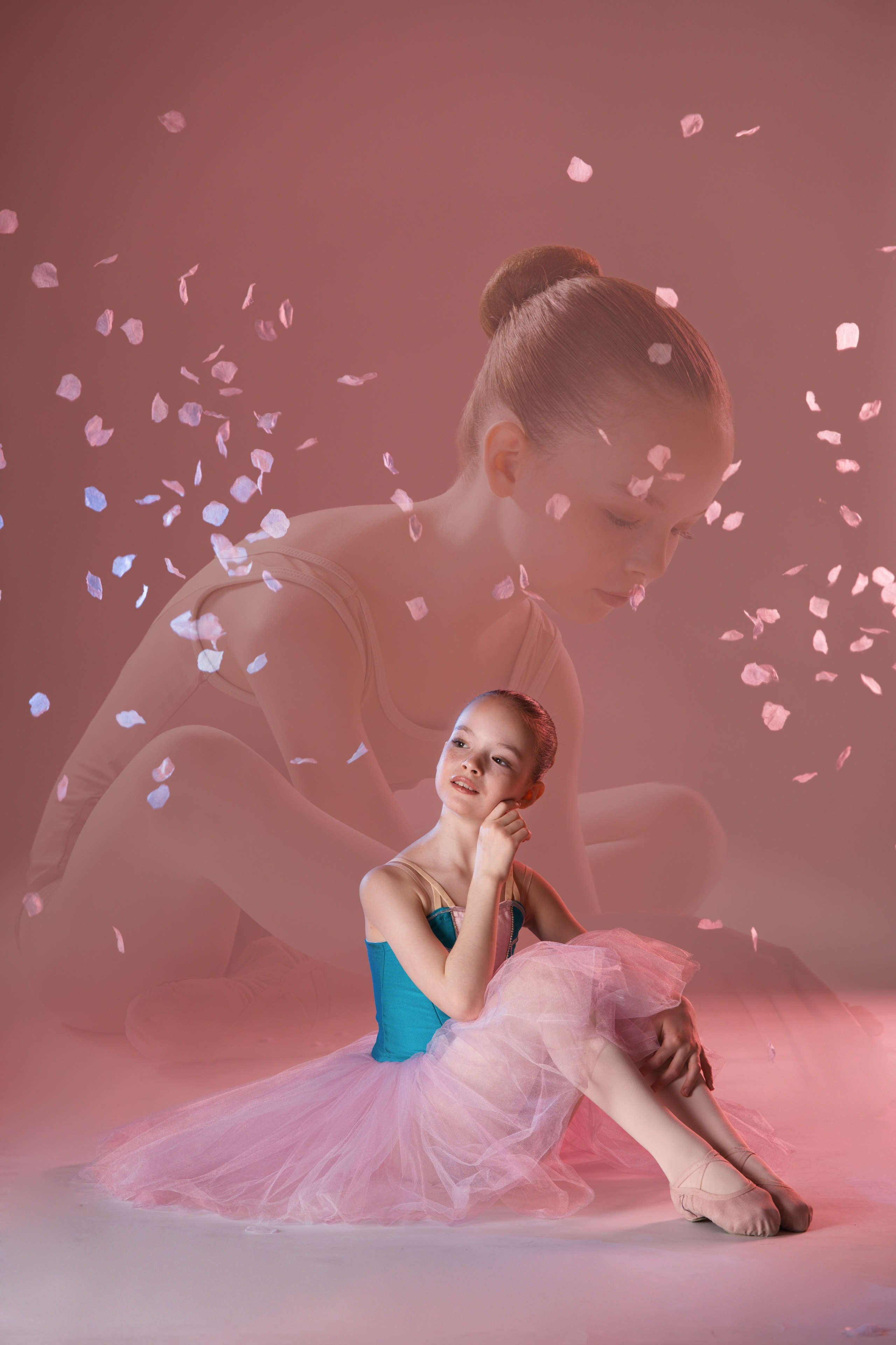 Художественный портрет балерины в розовом платье с эффектом двойной экспозиции. Юная балерина на нежном градиентном фоне с мерцающими бликами.