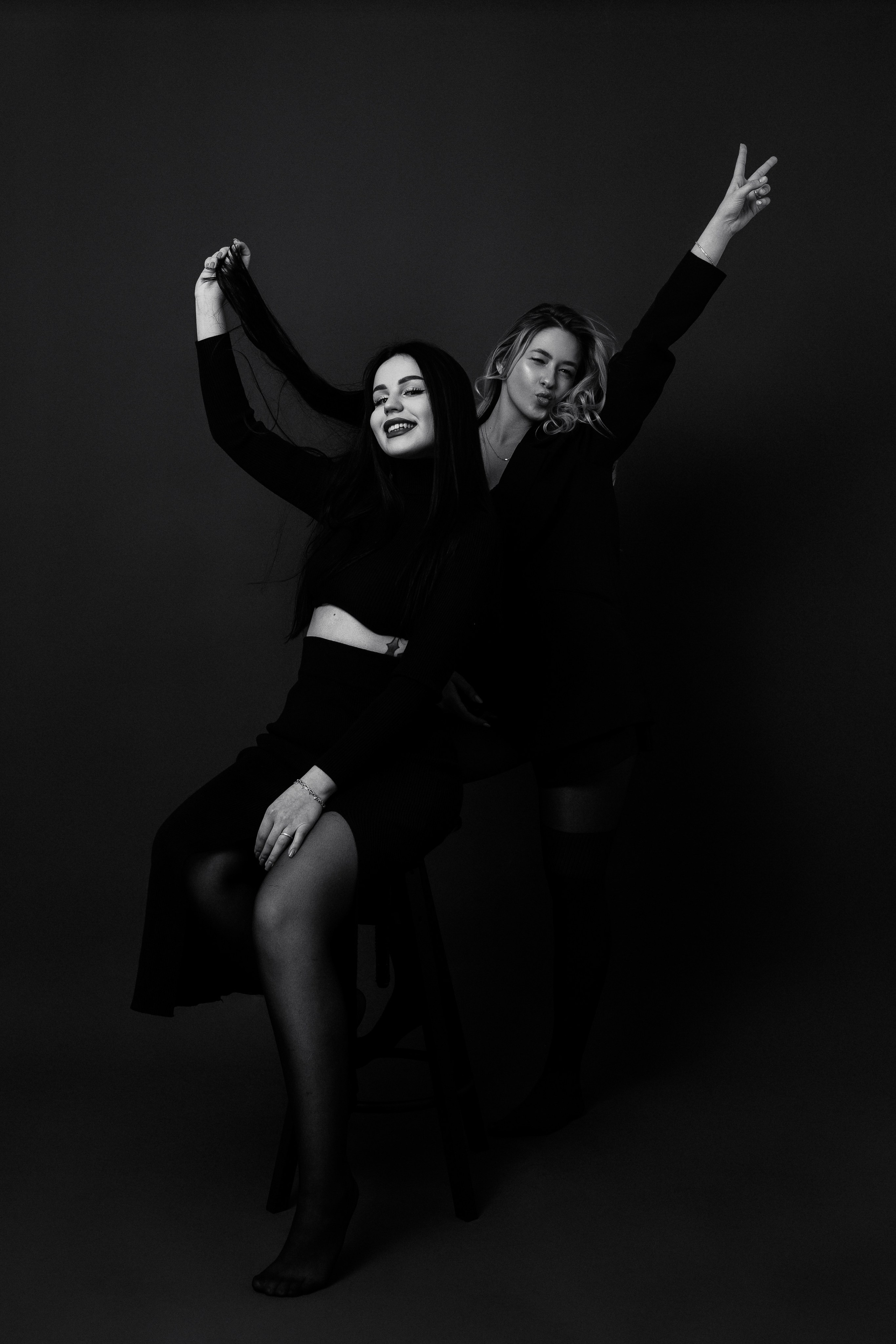 Автопортретная фотостудия Fotomaris в&nbsp;Самаре&nbsp;| Черно-белая фотография двух подруг в современном стиле, сделанная в автопортретной фотостудии Fotomaris в Самаре