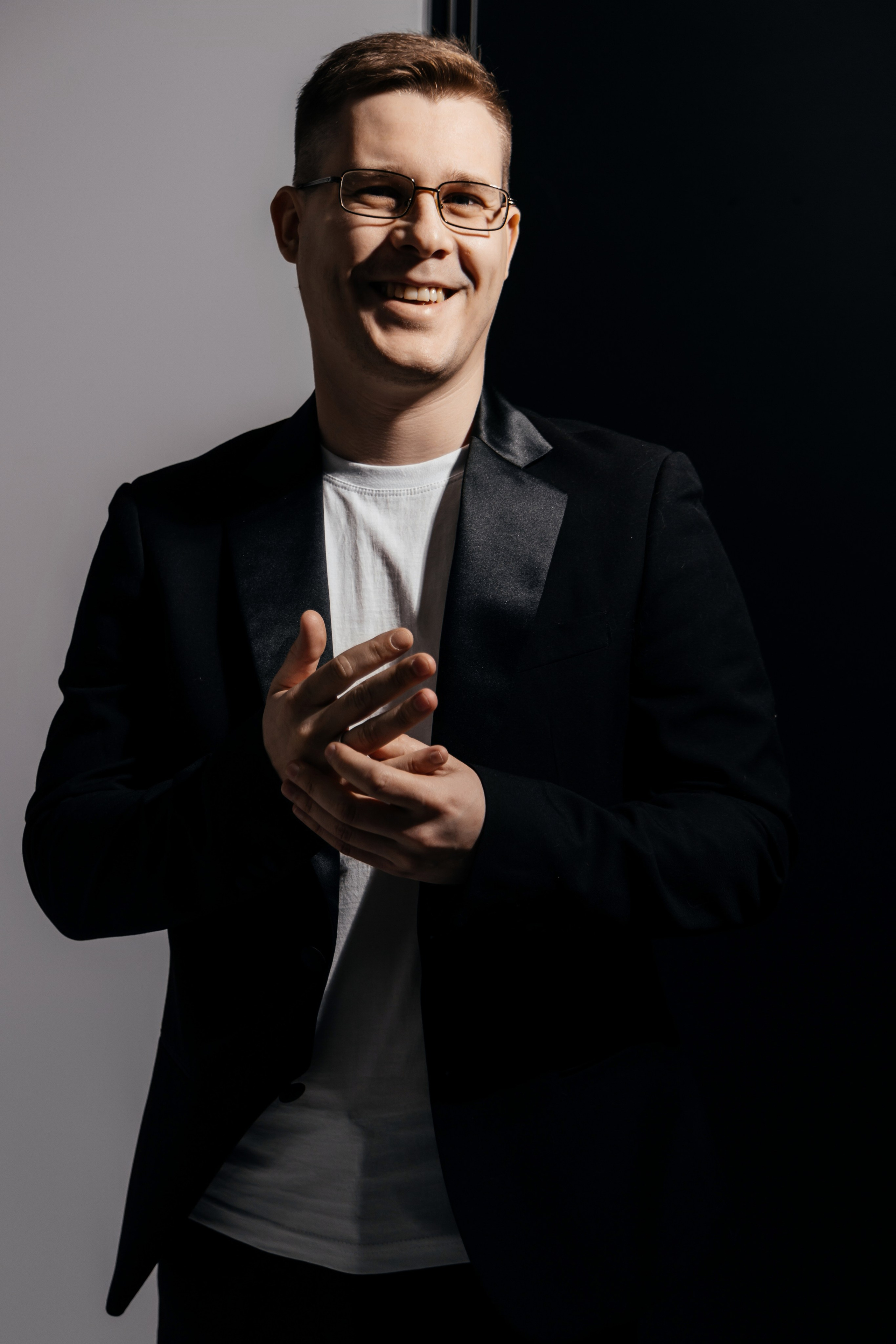 Привет! На связи Михаил - свадебный фотограф из Кургана! Более 3-х лет я сохраняю важные дни молодых семей в фотографии! Со мной съемка проходит по плану, Легко и комфортно! Буду рад запечатлеть ваше событие! Чтобы задать вопросы или записаться на съемку, пишите по номеру телефона, указанному на сайте или переходите в удобную соц сеть по ссылкам.