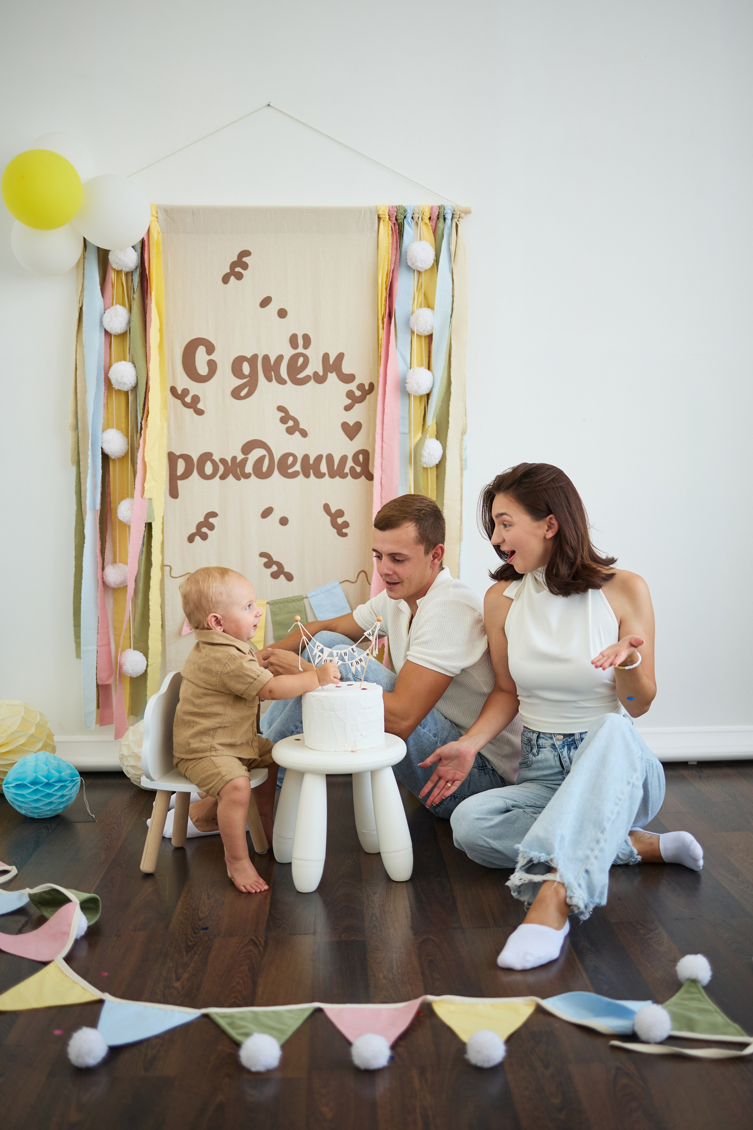 Фотосессия на первый день рождения от 1 года до 5 лет в Краснодаре. Фотостудия Roomy в Краснодаре | Семейные и детские съёмки дней рождения от 1 до 5 лет, аренда зала фотостудии
