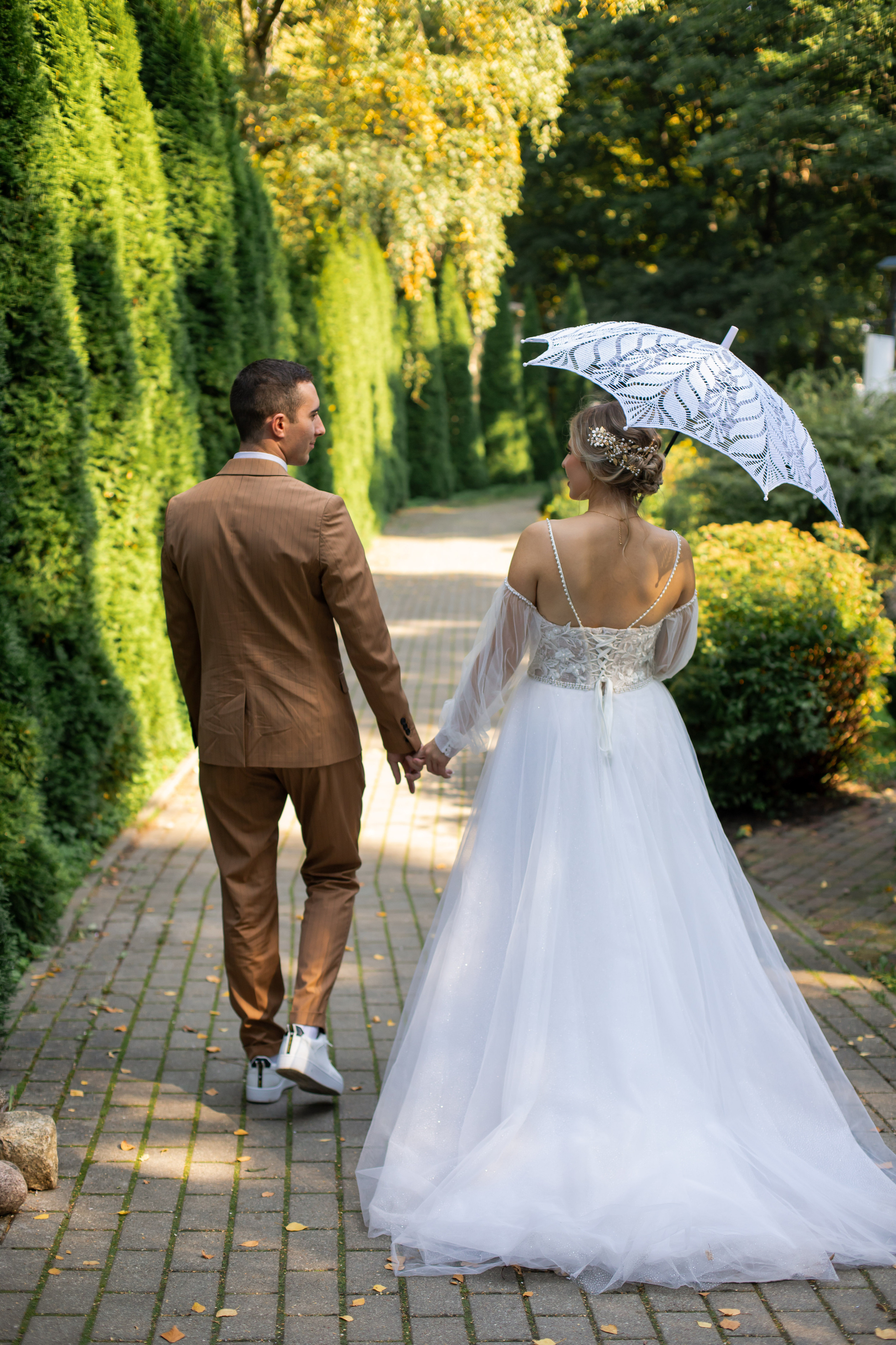 Парк Юности летом. Молодожены прогуливаются по парку.