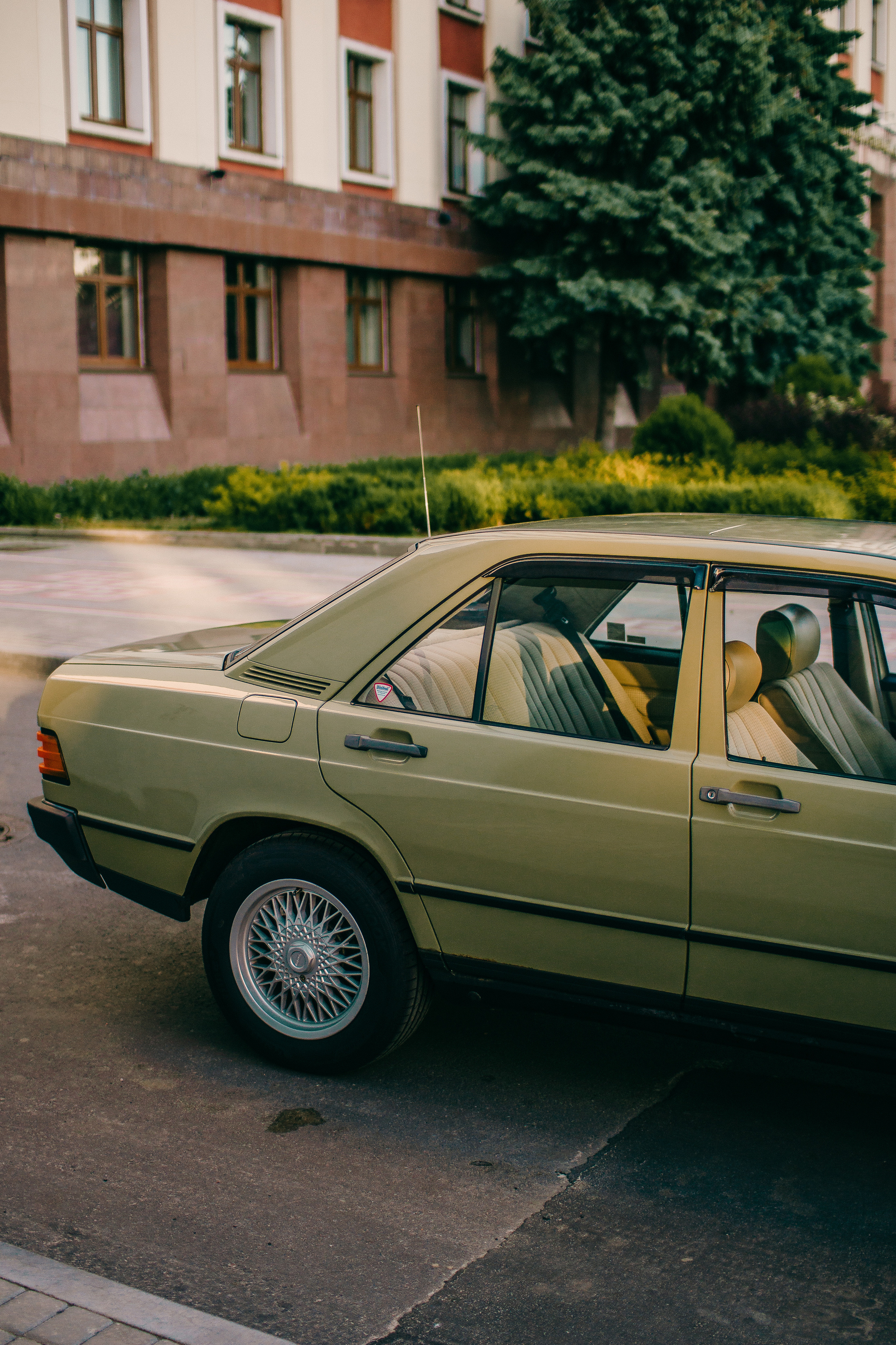 Mercedes w201 на улицах города для фотосъемки. Жуков Илья  свадебный фотограф в Москве