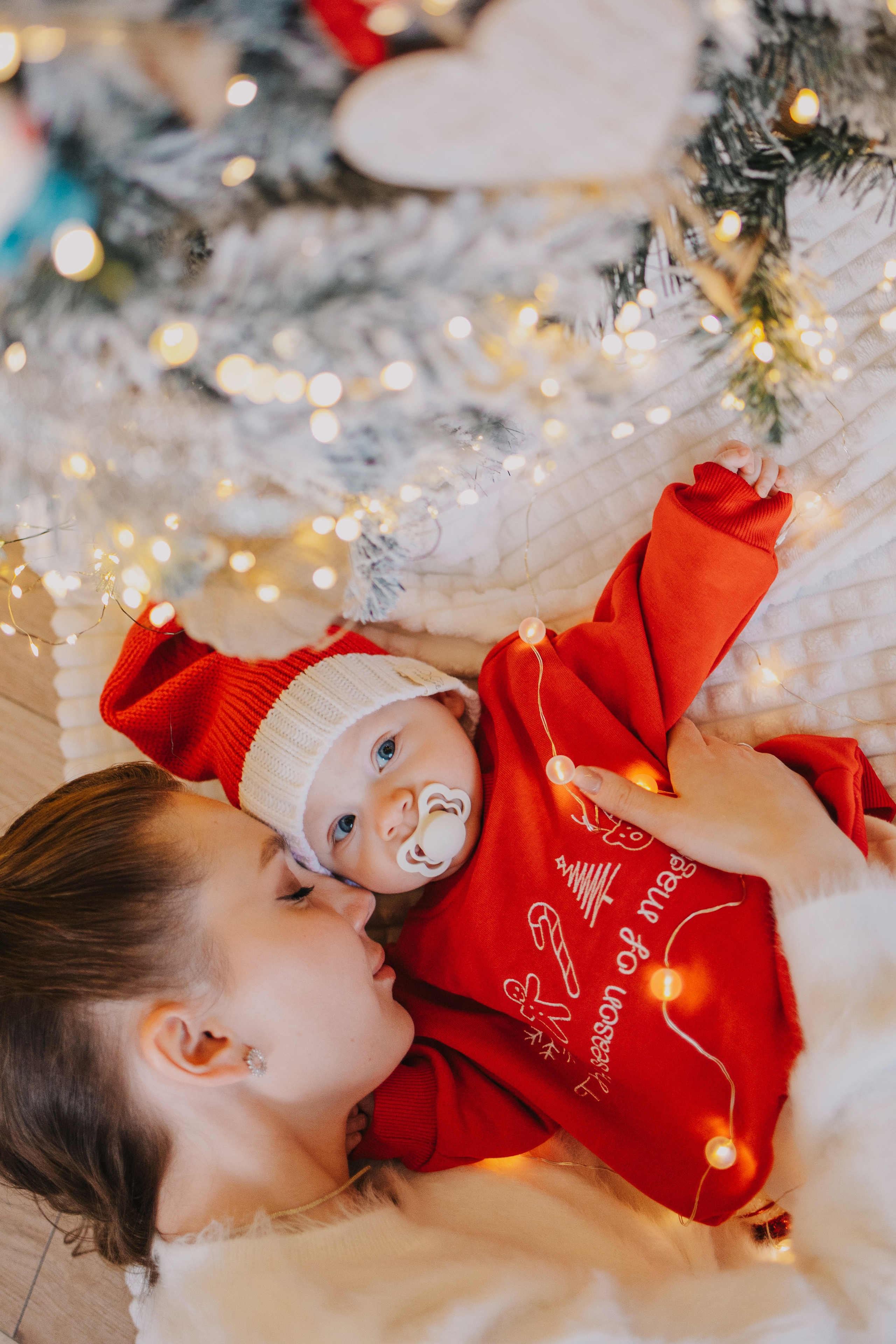 Детская новогодняя фотосессия в Москве: ребенок в костюме с подарком, праздничные эмоции