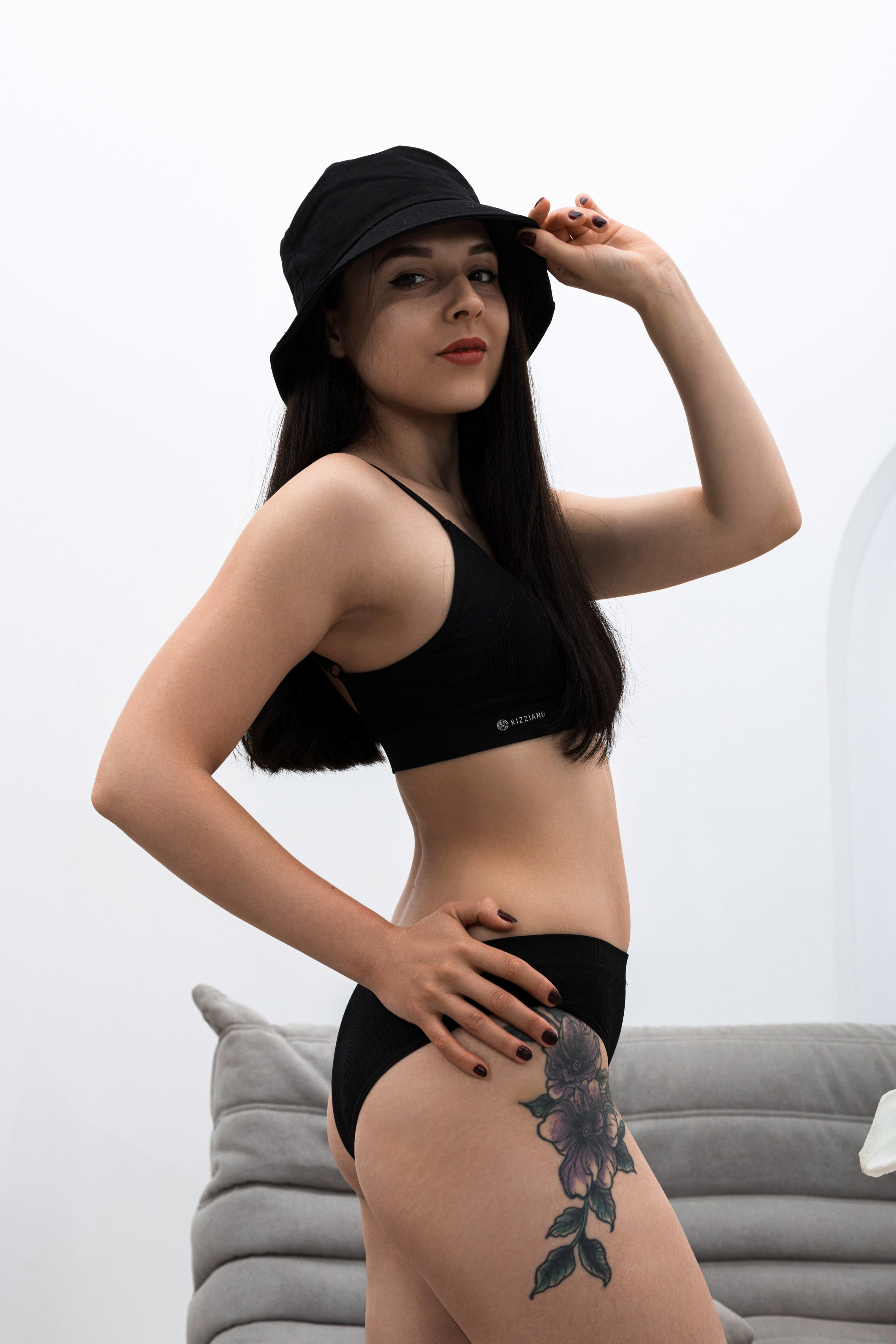 Фотосессия в студии с розовым фоном и на диване. Фотограф в Ростове-на-Дону Игорь Апасеев