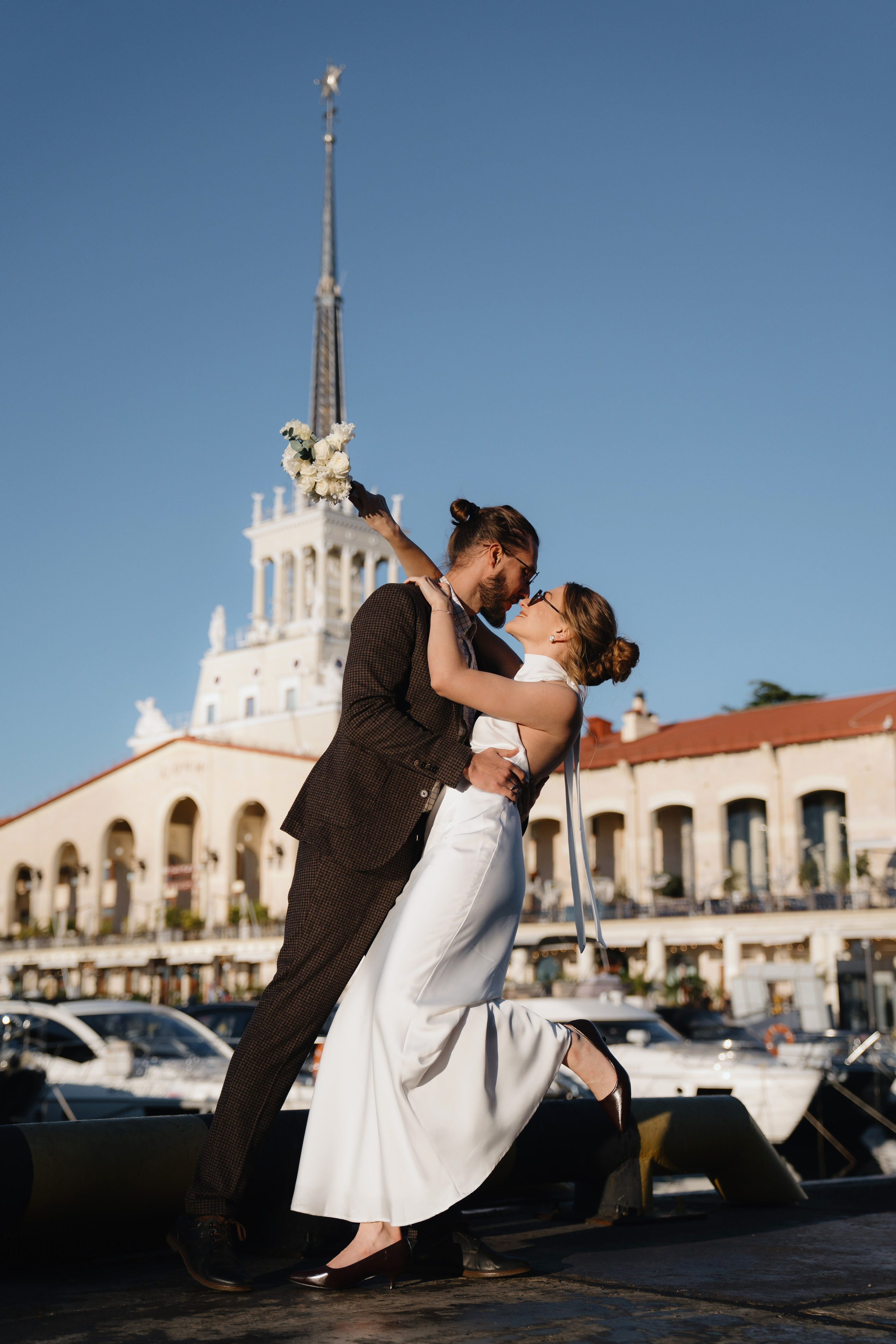 Красивые молодожены в Морском порту Сочи — эстетика и архитектура