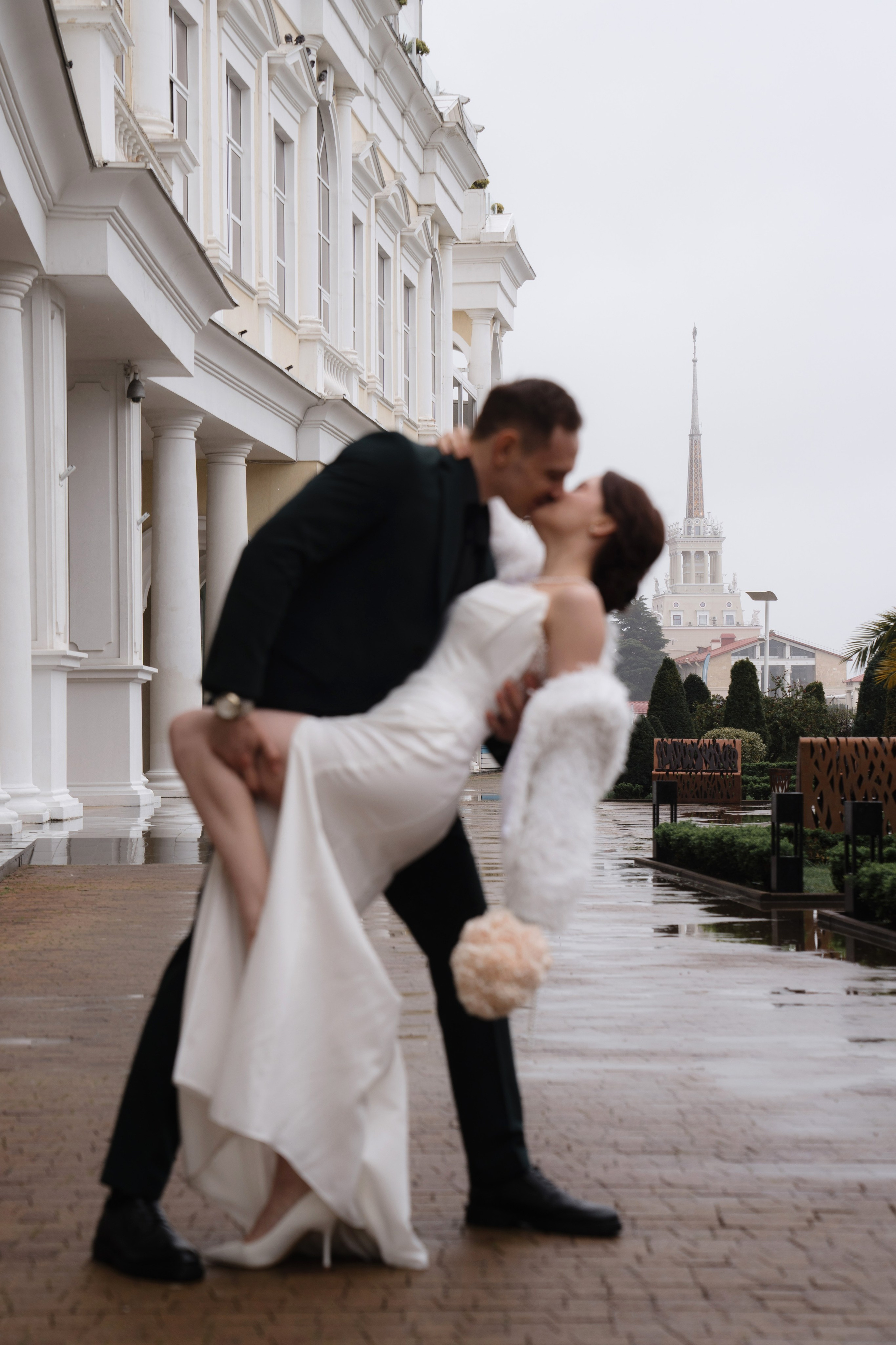 Свадебная фотосессия в Морпорту Сочи на территории Гранд Марина