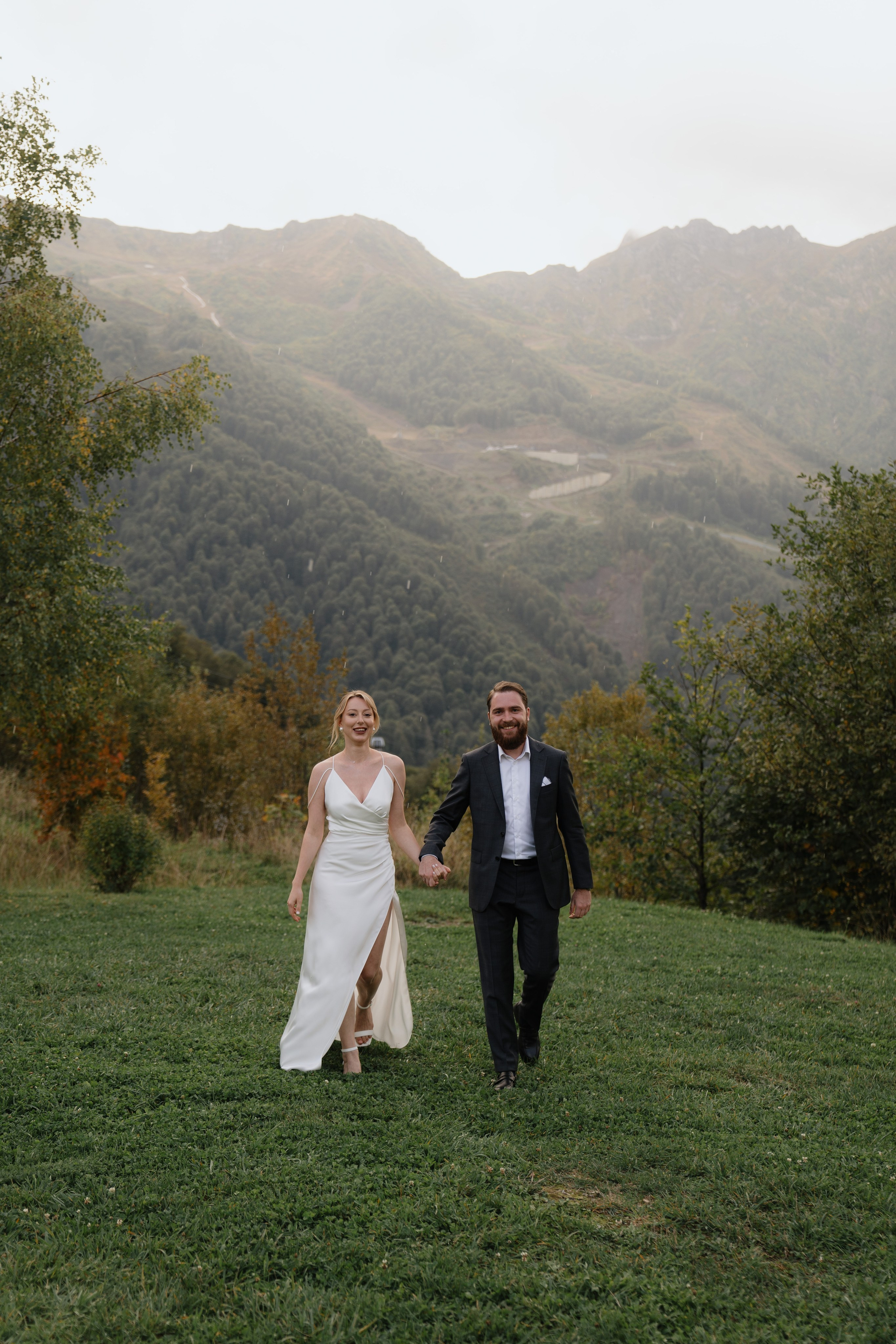 Свадебная фотосессия в горах Красной Поляны, панорамный вид на Роза Хутор