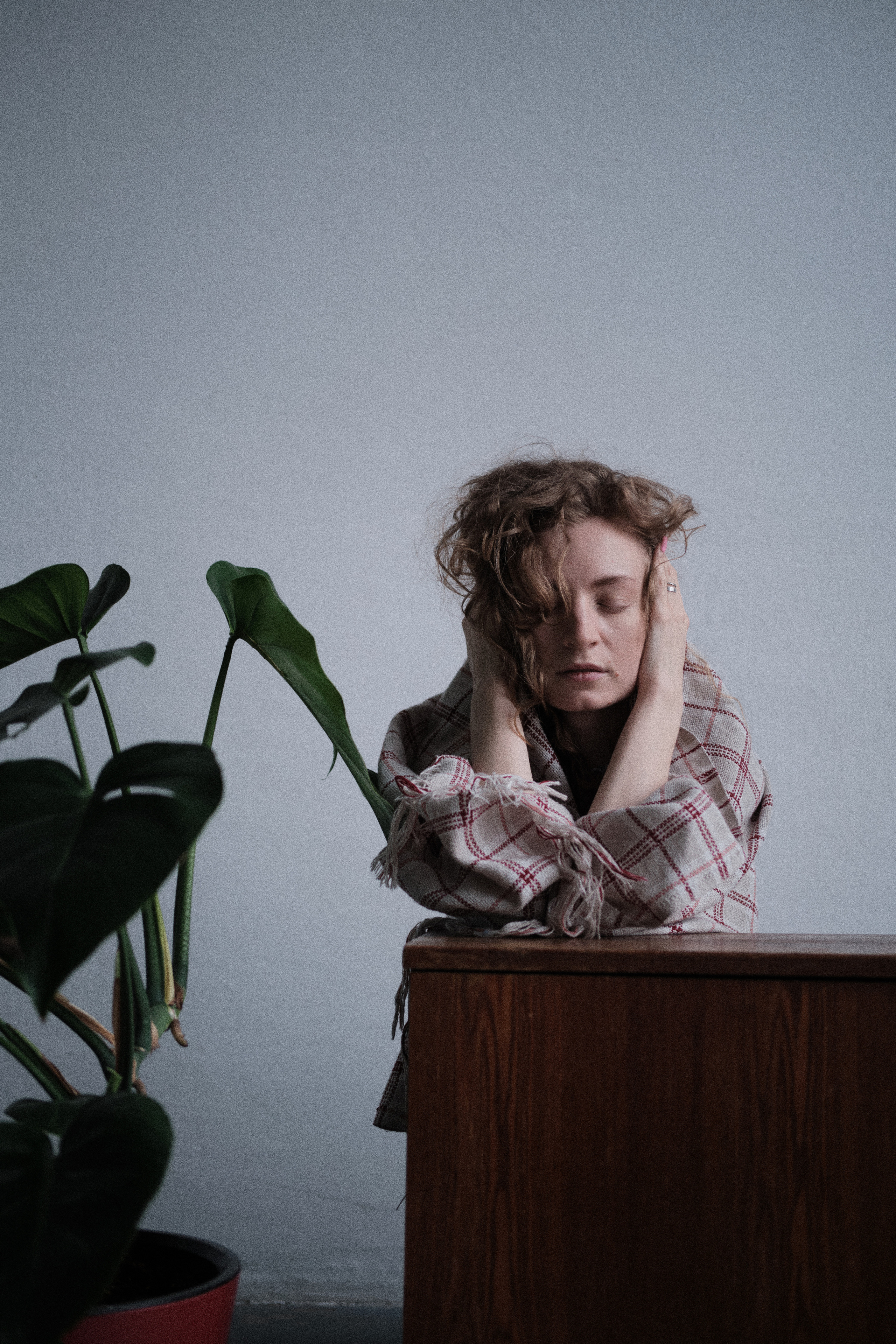 Девушка, тумбочка и цветок