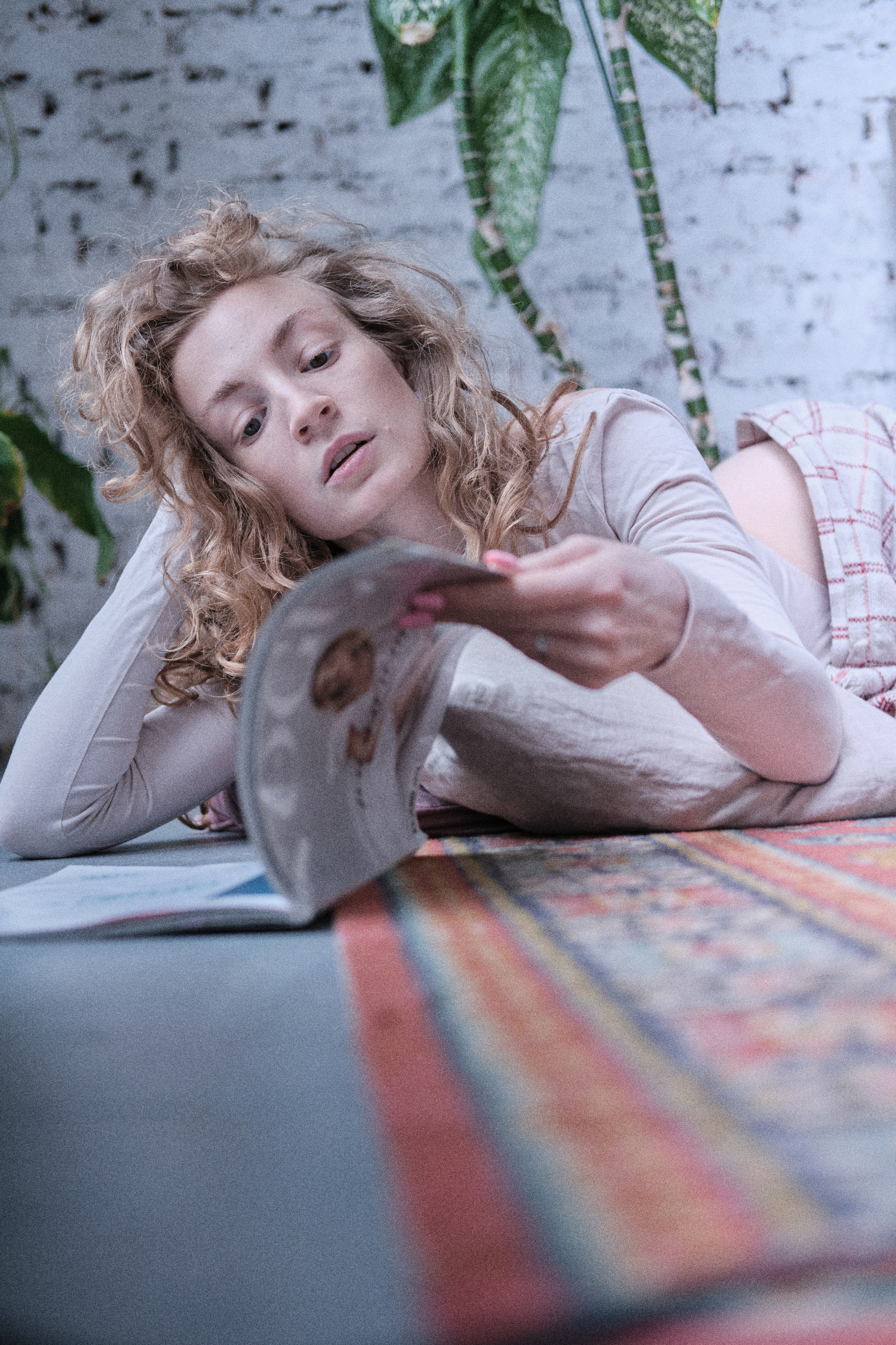 Девушка читает журнал