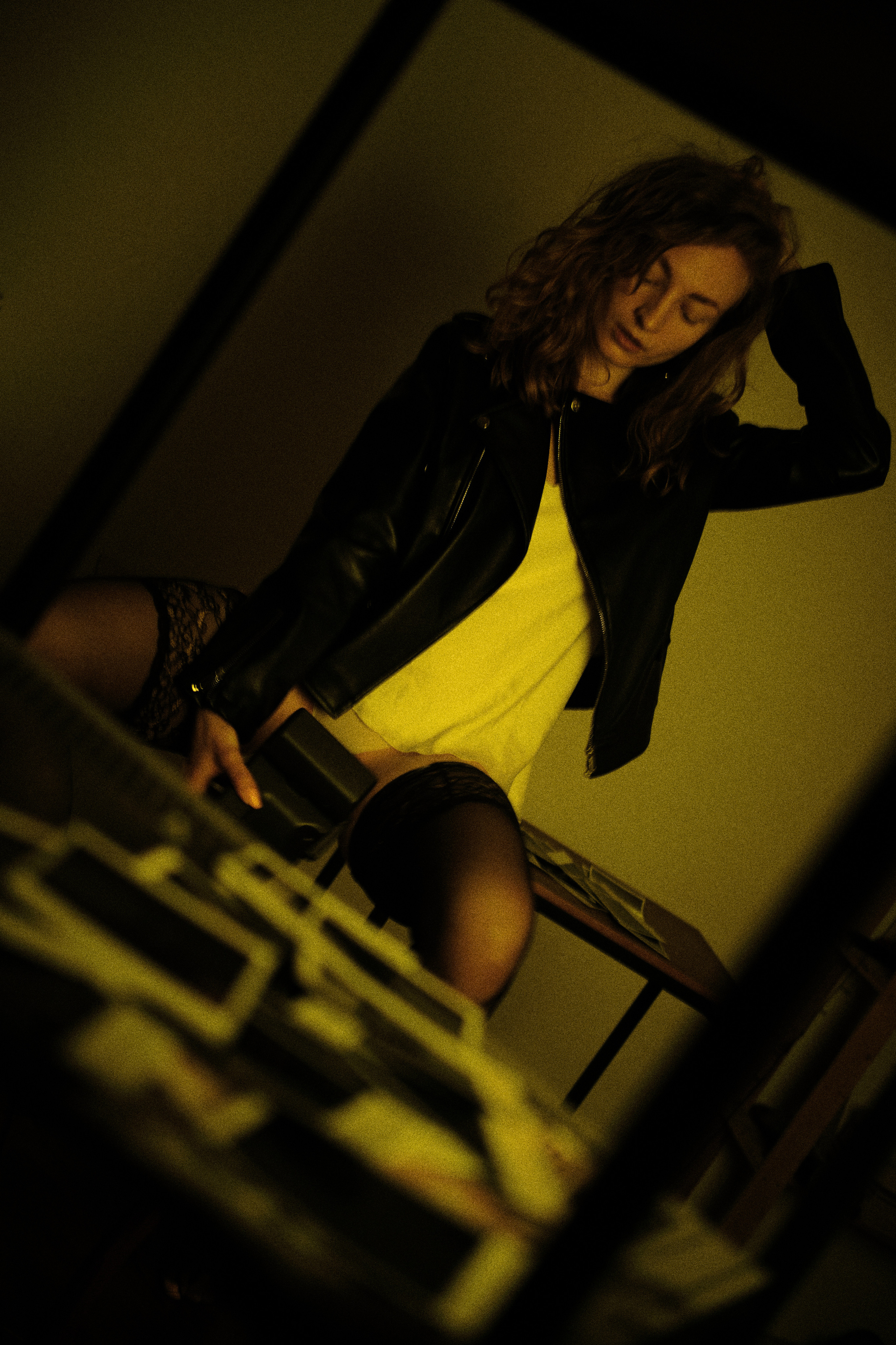 Девушка и полароидные снимки