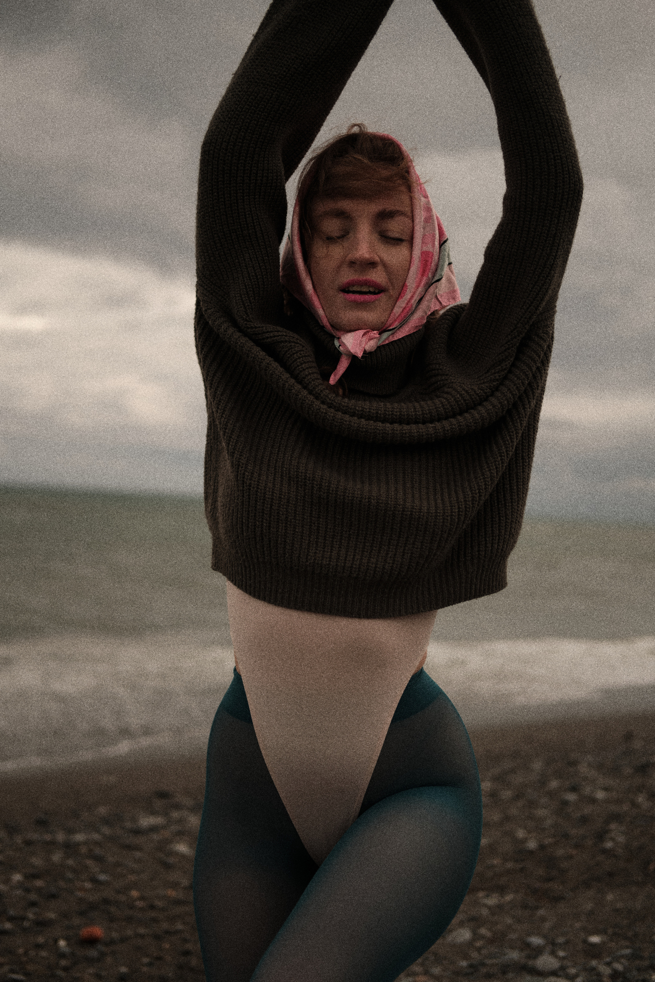 девушка в косынке на море