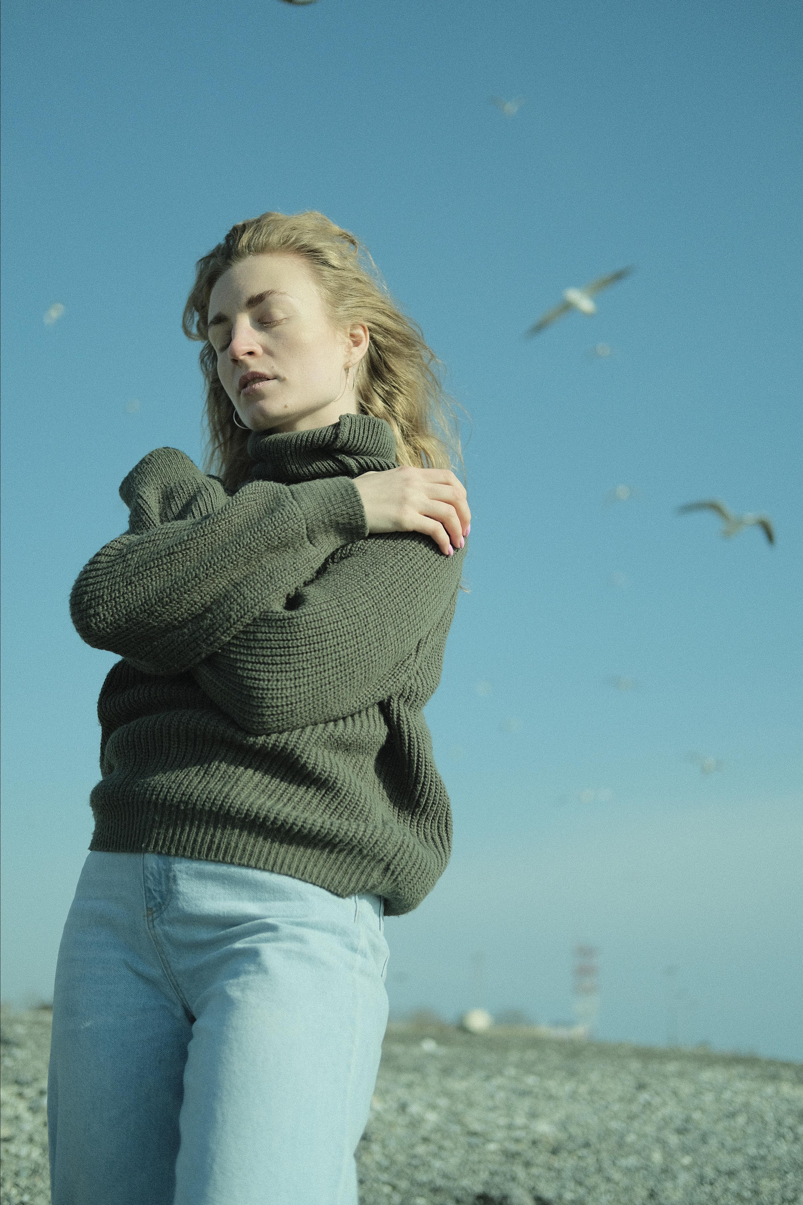 Девушка на морском берегу