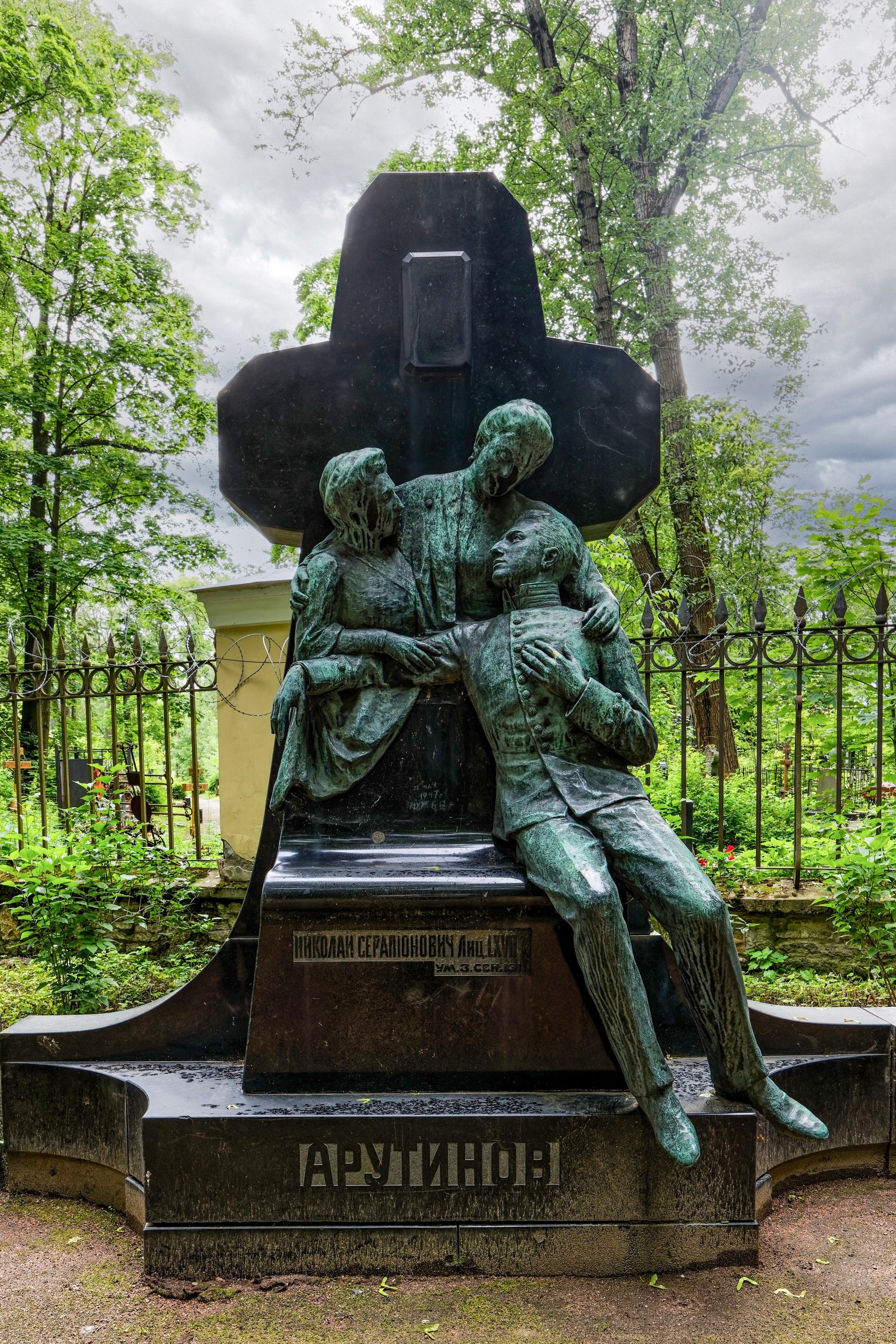 Экспрессивное надгробие юнкера Николая Арутинова, некрополь Литераторские мостки (СПб, Волковское кладбище).