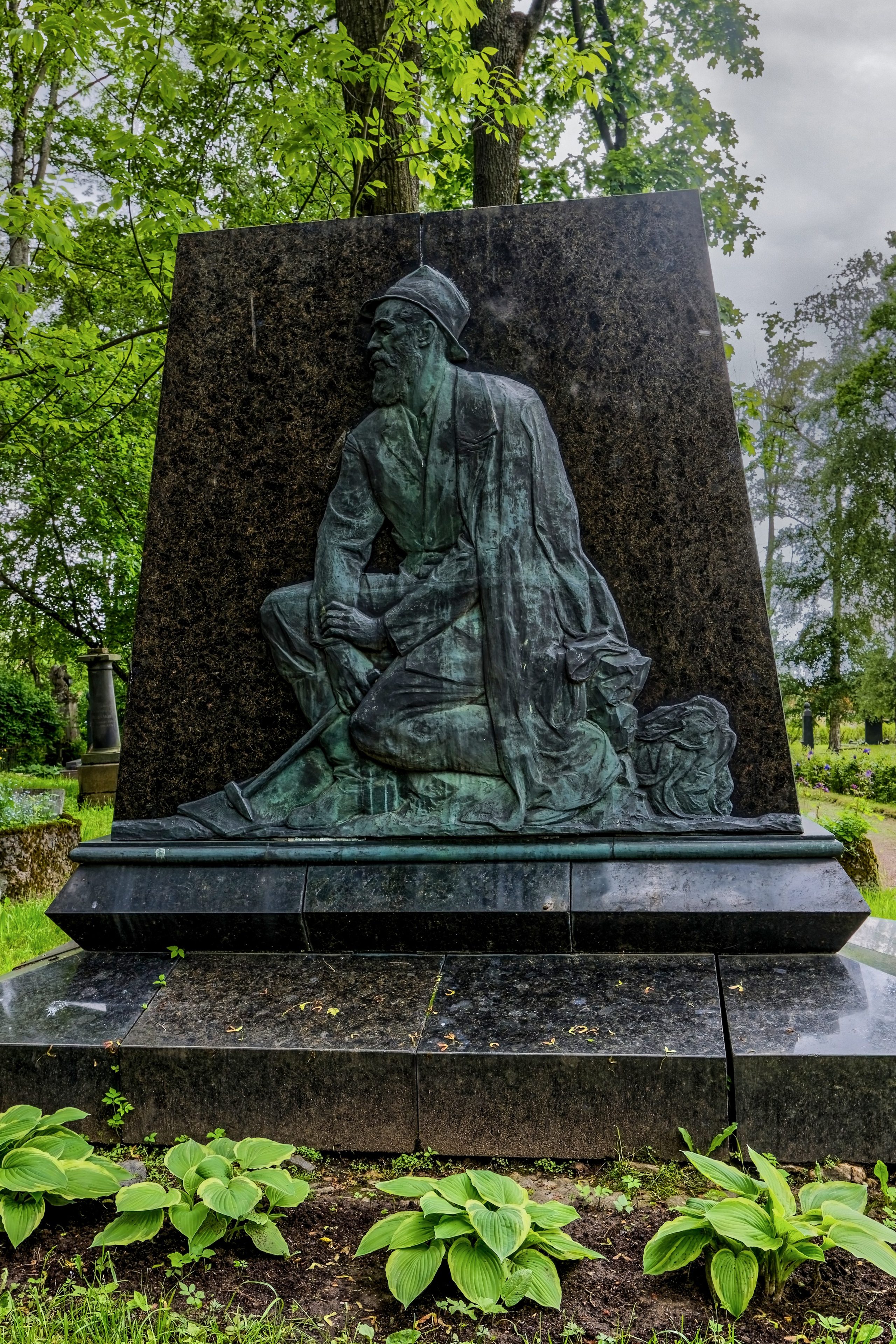 Барельеф геолога Леонида Лутугина с молотком на скале, Литераторские мостки, Волковское кладбище в Петербурге.